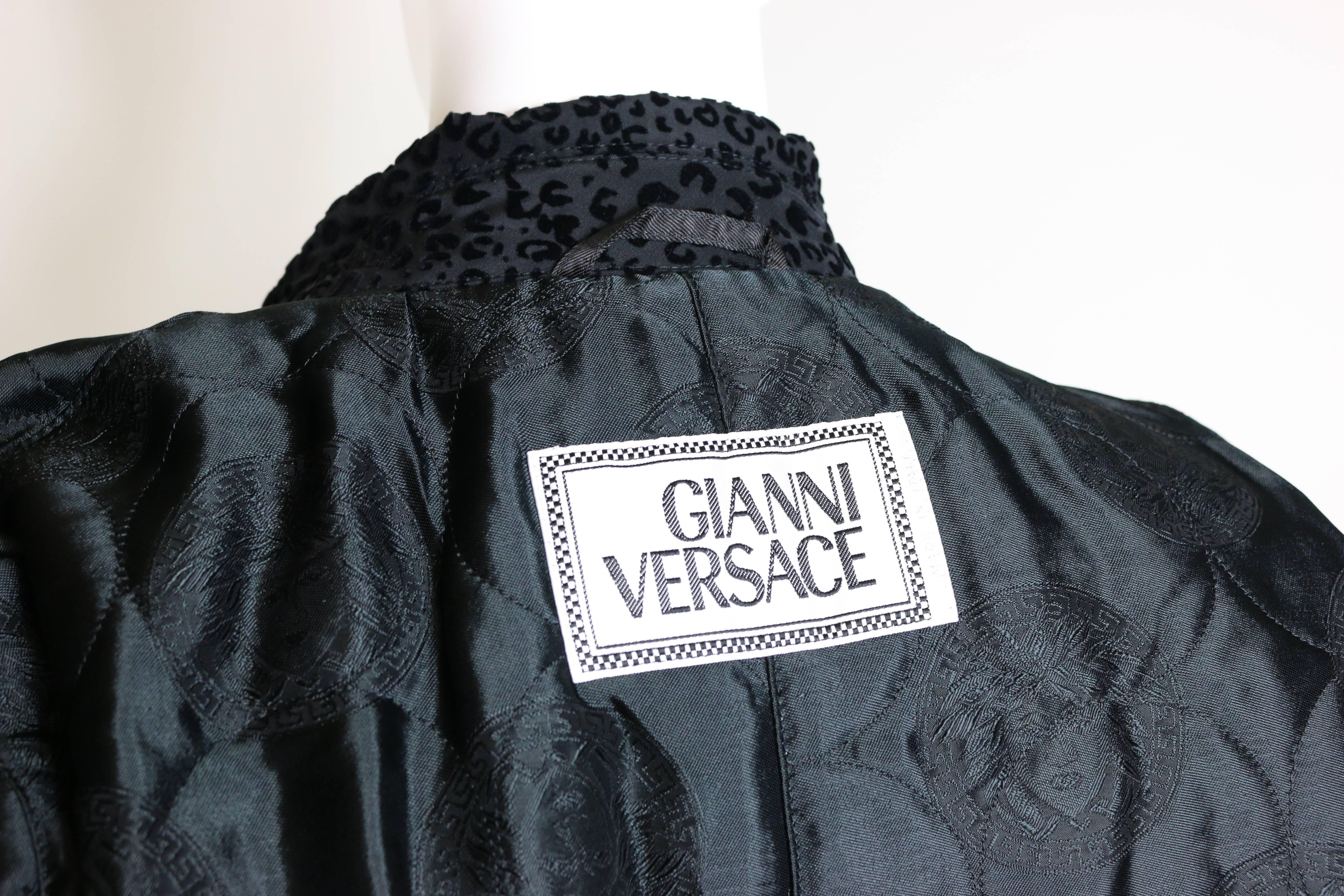 Vintage 90s Gianni Versace Schwarzer Mantel mit Leopardendruck im Angebot 2