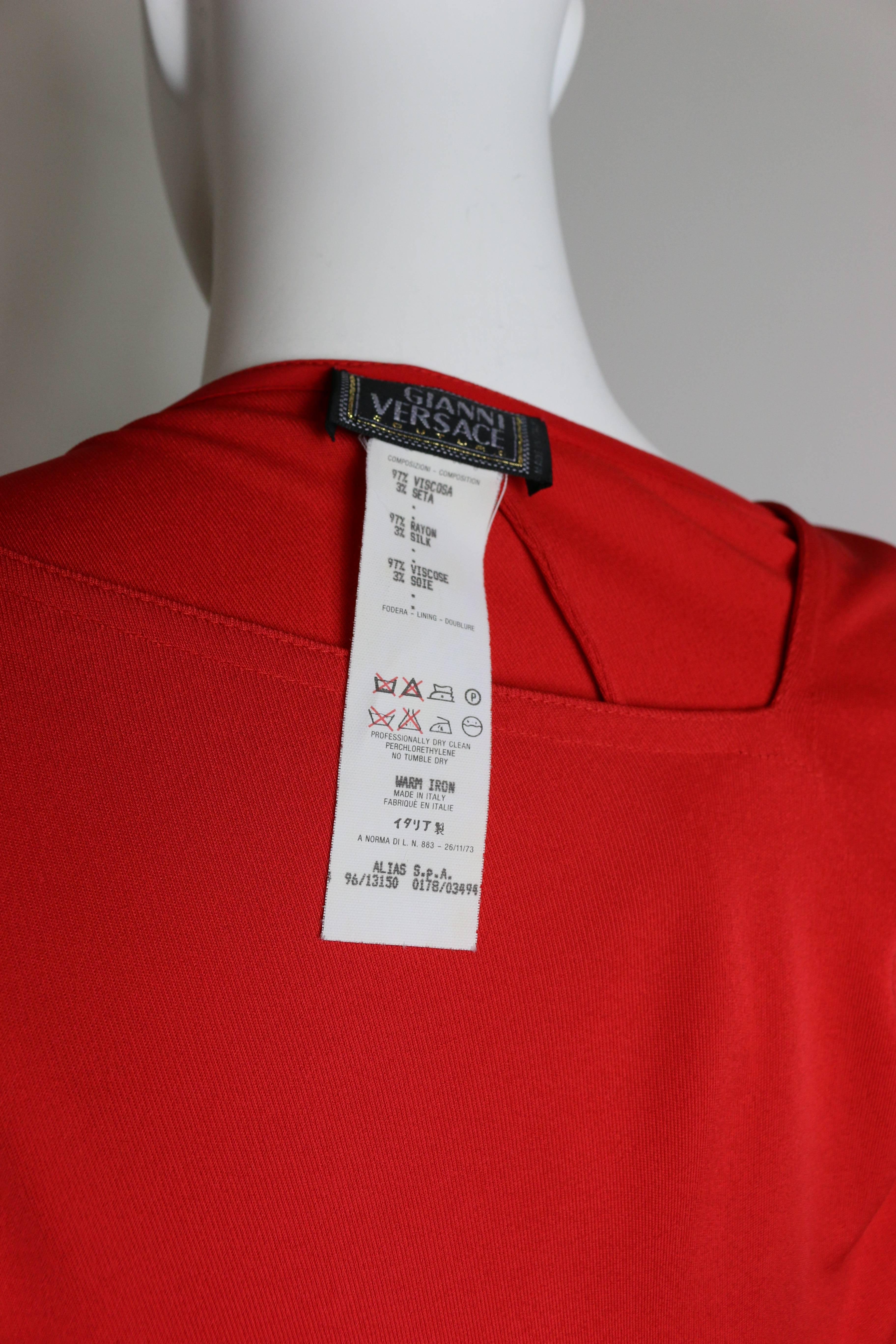 Vintage 90er Gianni Versace Couture Rotes asymmetrisches Vintage-Kleid im Angebot 1