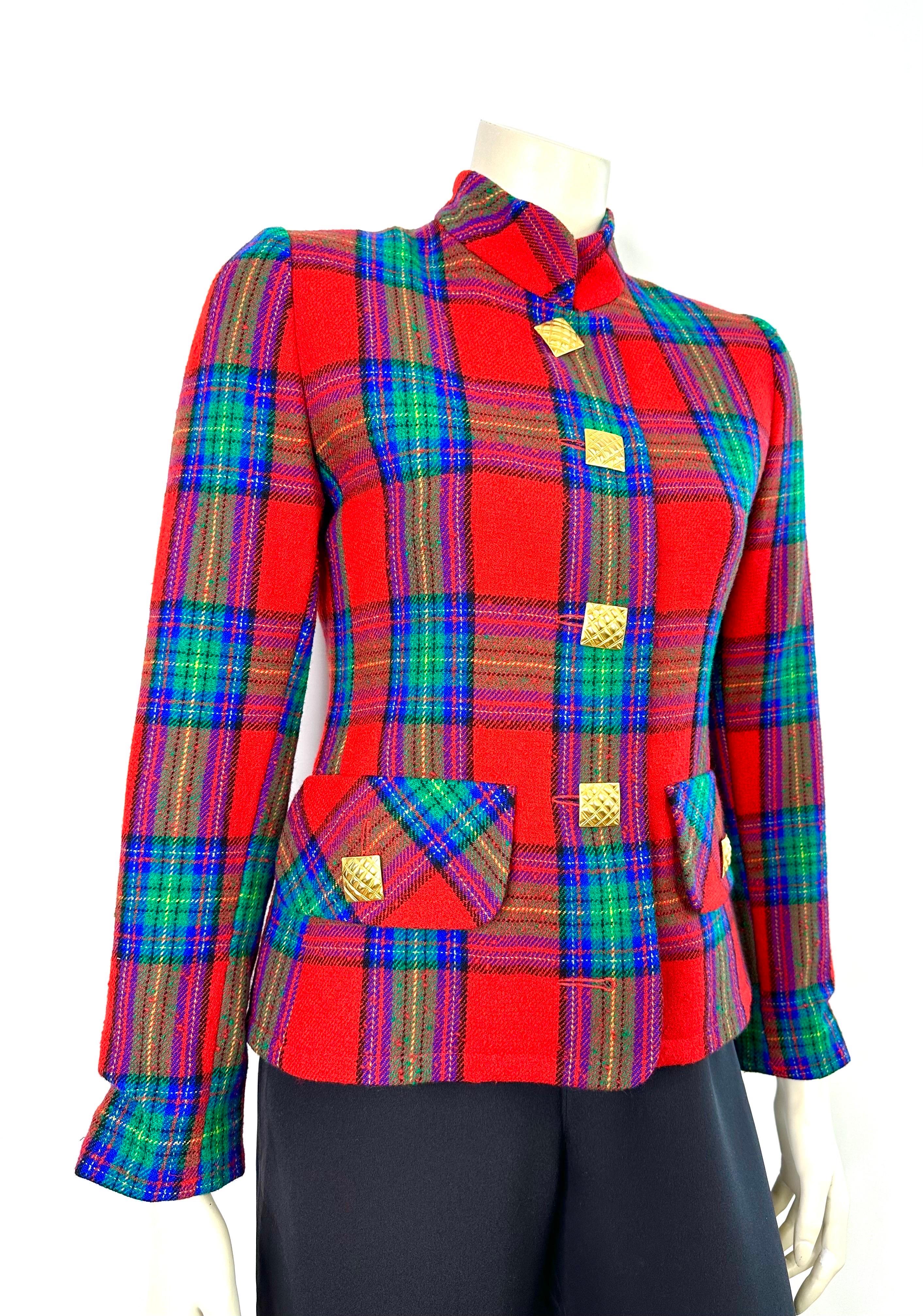 Givenchy fitted jacket in wool
Tartan pattern
High collar
Magnificent square quilted buttons in gold metal
Sewn-in flap pockets
Size 36
Shoulder width 36cm
Chest width 46cm
Length 60cm
Sleeve length 61cm
Made in France
In very good vintage condition