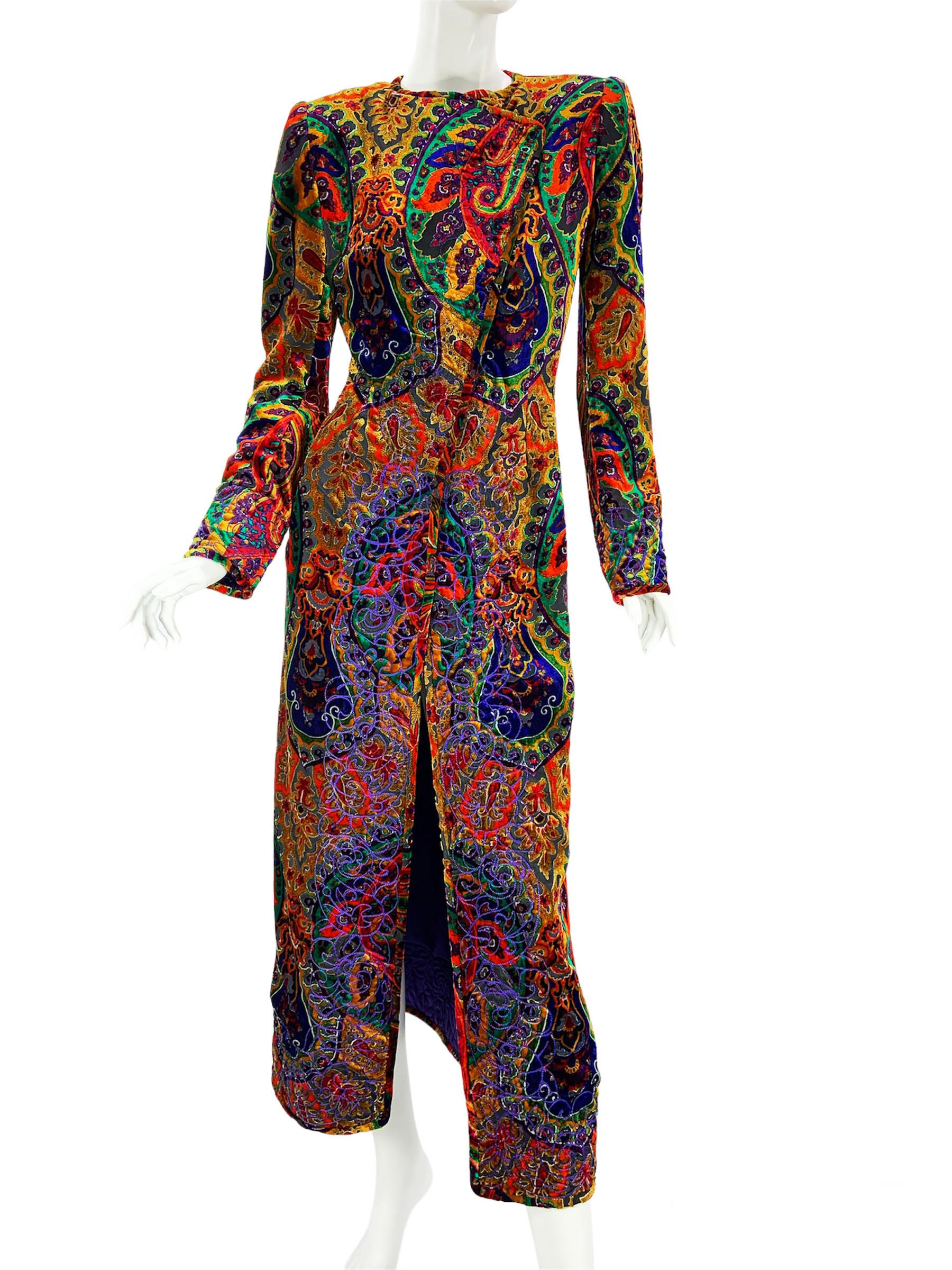Vintage 90's Oscar de la Renta Velvet Fitted Long Coat
US size - 6
Amazingly colorful Devoré ( burnout ) velvet embellished also with the purple embroidery.
Fitted style, Snaps closure, Fully lined in purple silk, Padded shoulders.
Measurements:
