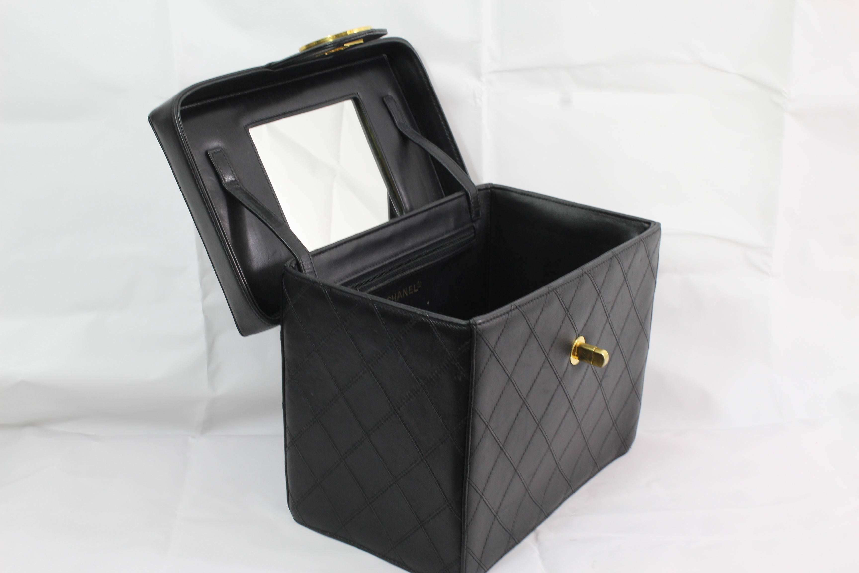 Vintage Chanel Vanity case in black lamb leather and golden hardware. Posisble to attach a strap and wear it as a shoulder bag

Good vintage condition, it has some small signs of use.

Size 9*5.7 inches