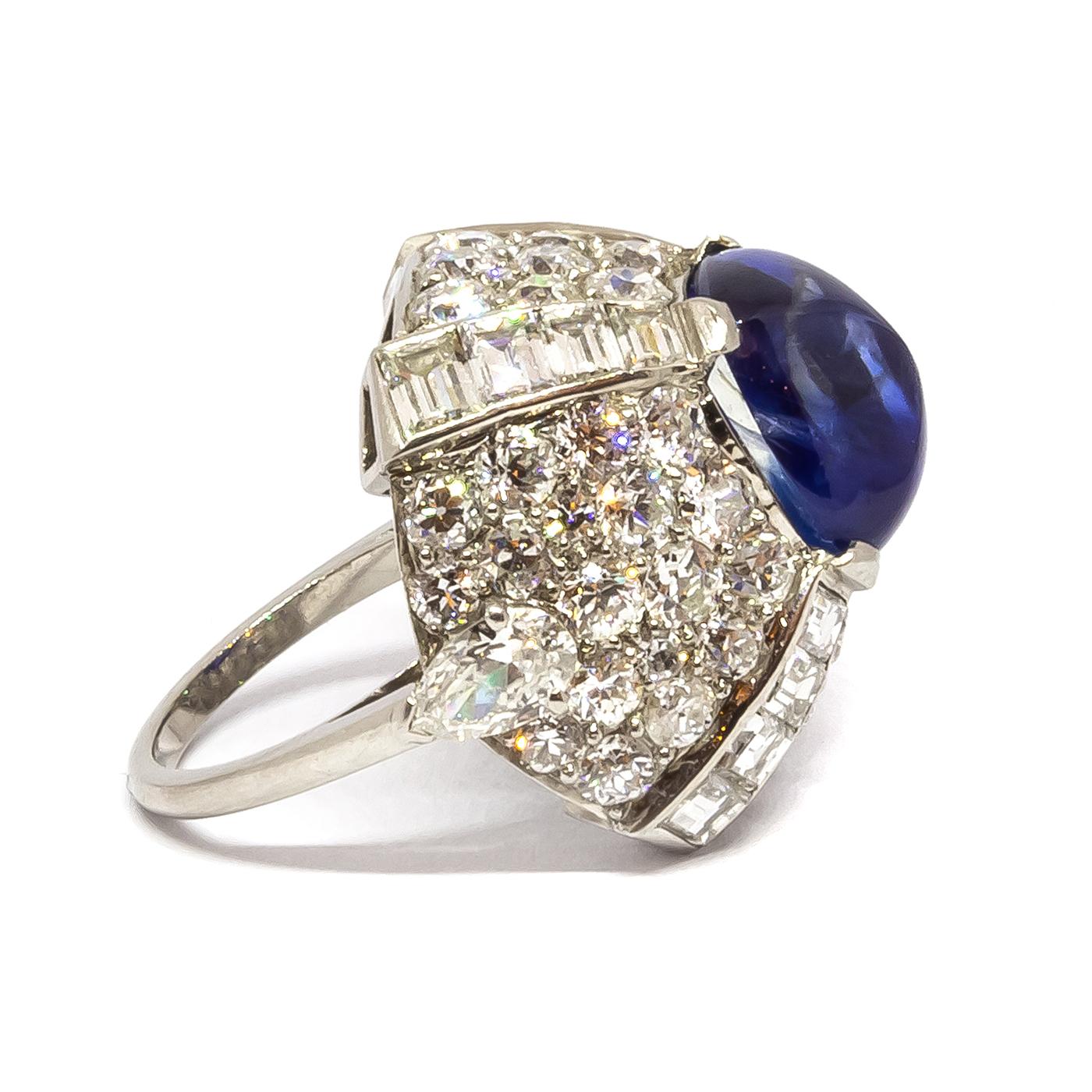Cabochon Vintage 9.10 Carat Sapphire, Diamond and Platinum Bombe Ring, circa 1960