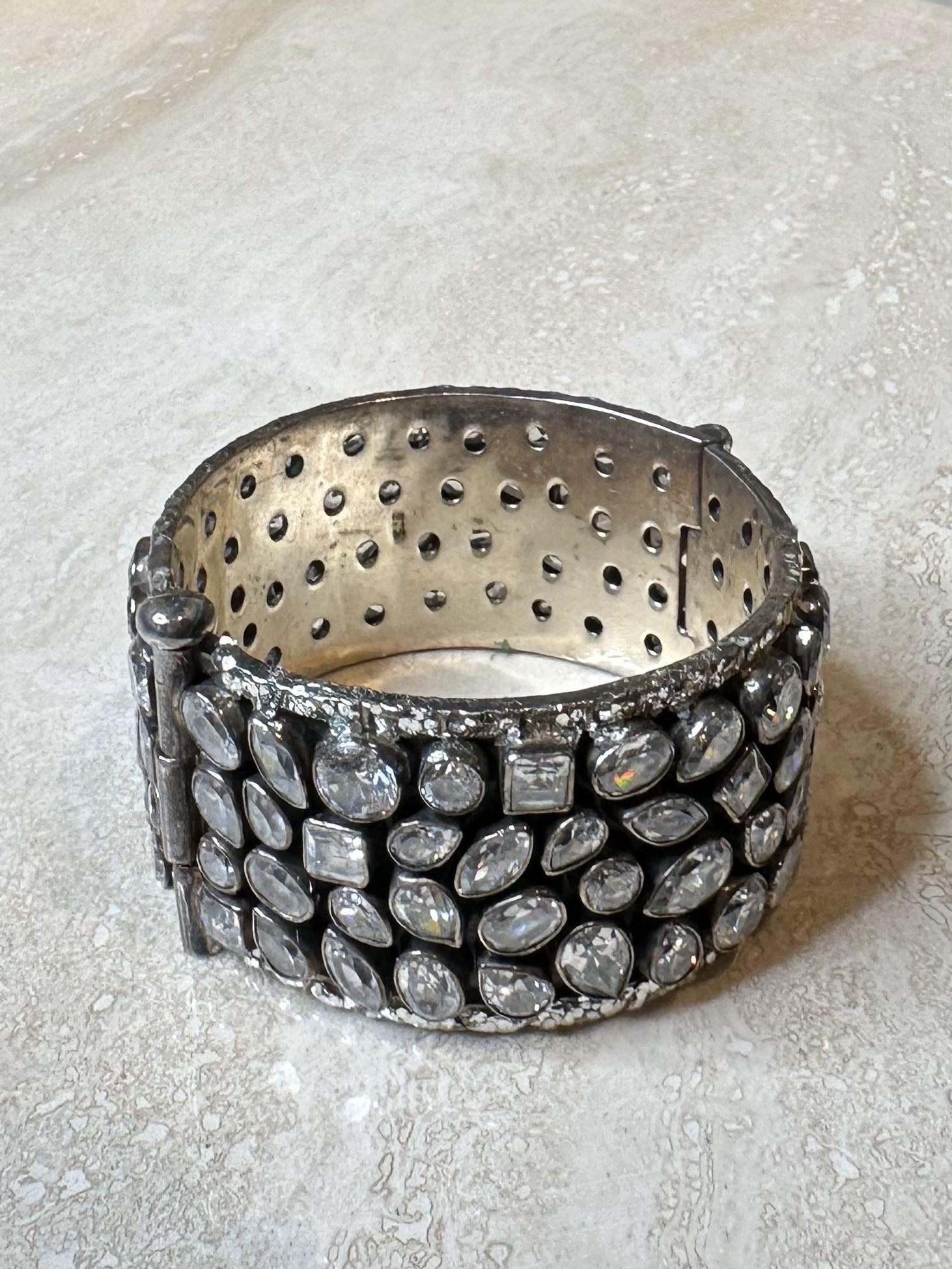 Questo braccialetto Vintage 925 con chiusura a spillo è un gioiello lussuoso e distintivo che combina l'intramontabile argento sterling con una funzionale chiusura a spillo. Sia che il braccialetto sia semplice e lucido, sia che sia ornato da