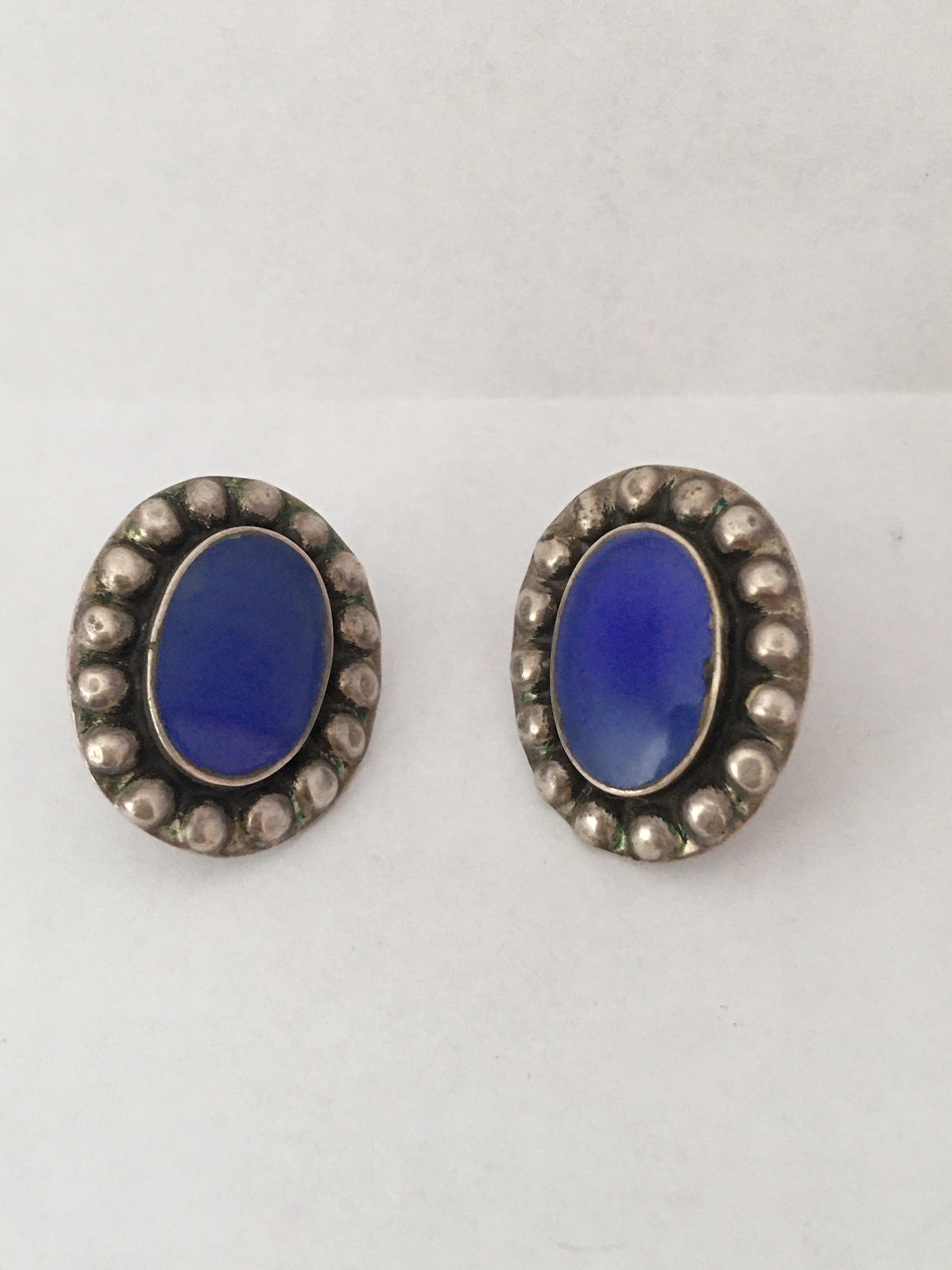 This beautiful pre-owned silver pair of earrings is measured 23mm Length and 19mm width each silver pair. It is a pre-owned vintage condition with scratches and tiny deterioration on the back silver case as shown. 

Please study the images carefully