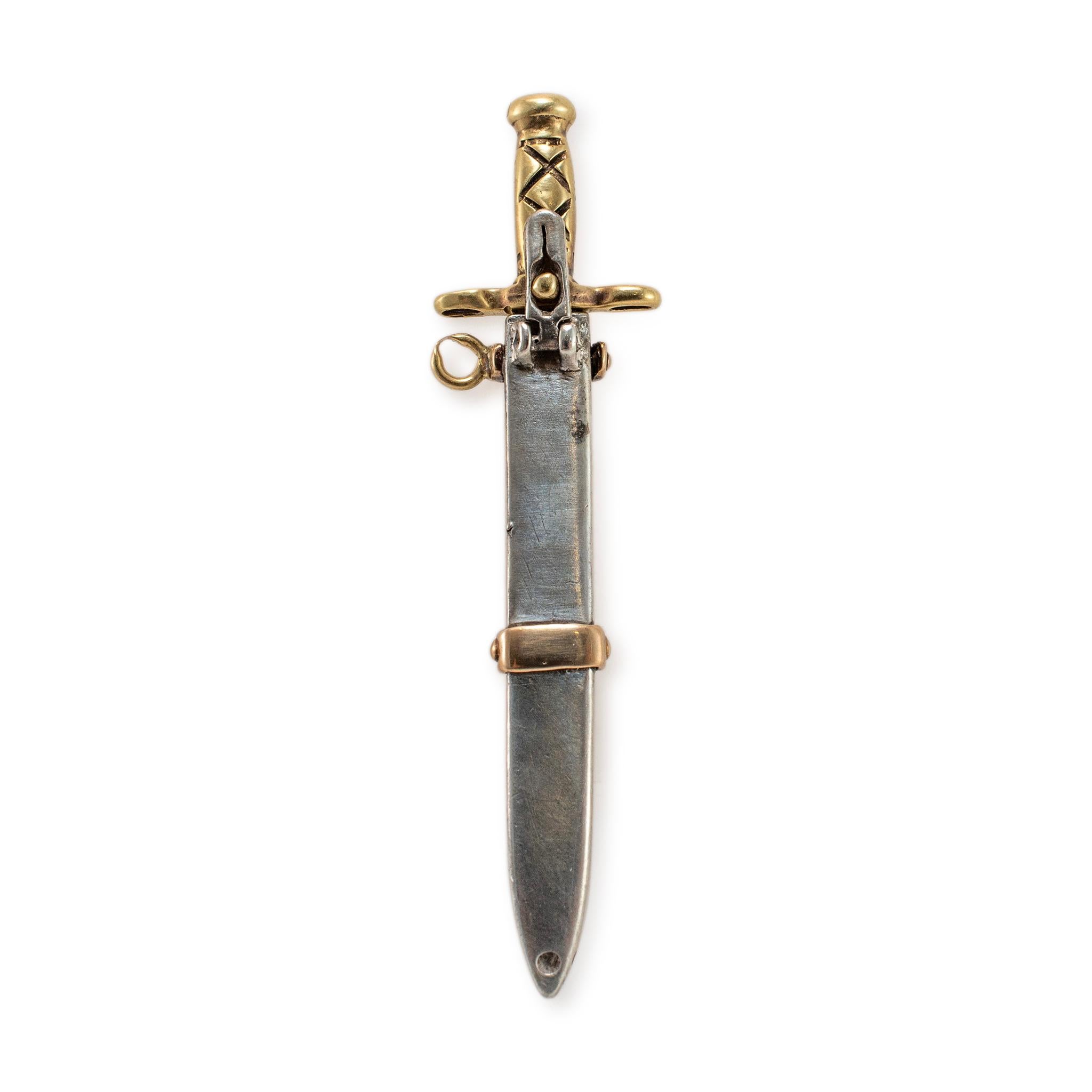 Genere: Unisex

Tipo di metallo: Argento 925 e oro giallo 14K

Lunghezza: 2.00 pollici

Larghezza: 13,40 mm

Peso: 6.16 grammi

Pendente vintage in argento e oro giallo 14K. I metalli sono stati testati e hanno determinato che si tratta di argento