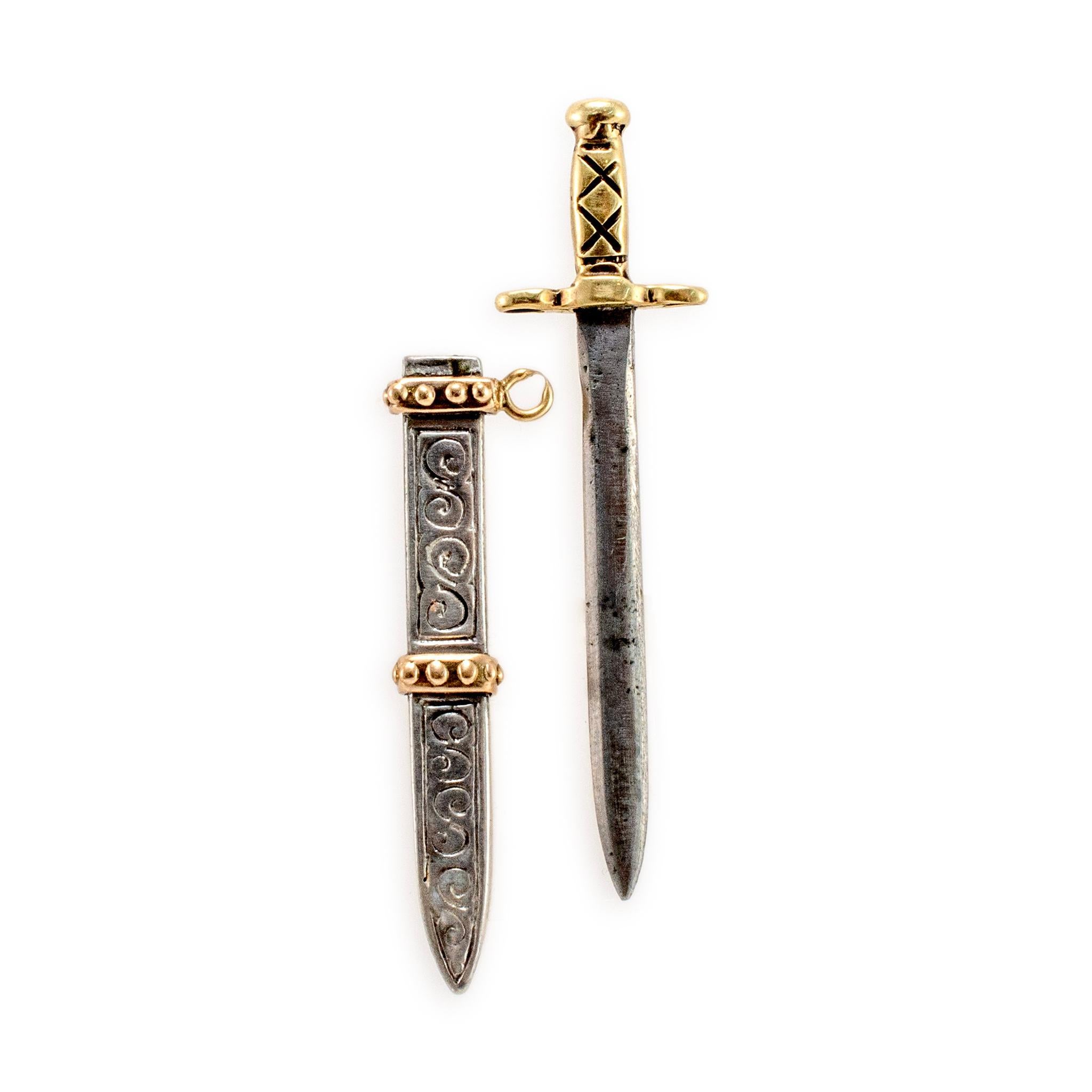 Ciondolo a forma di spada d'epoca in argento 925 e oro giallo 14K In condizioni ottime in vendita a Houston, TX