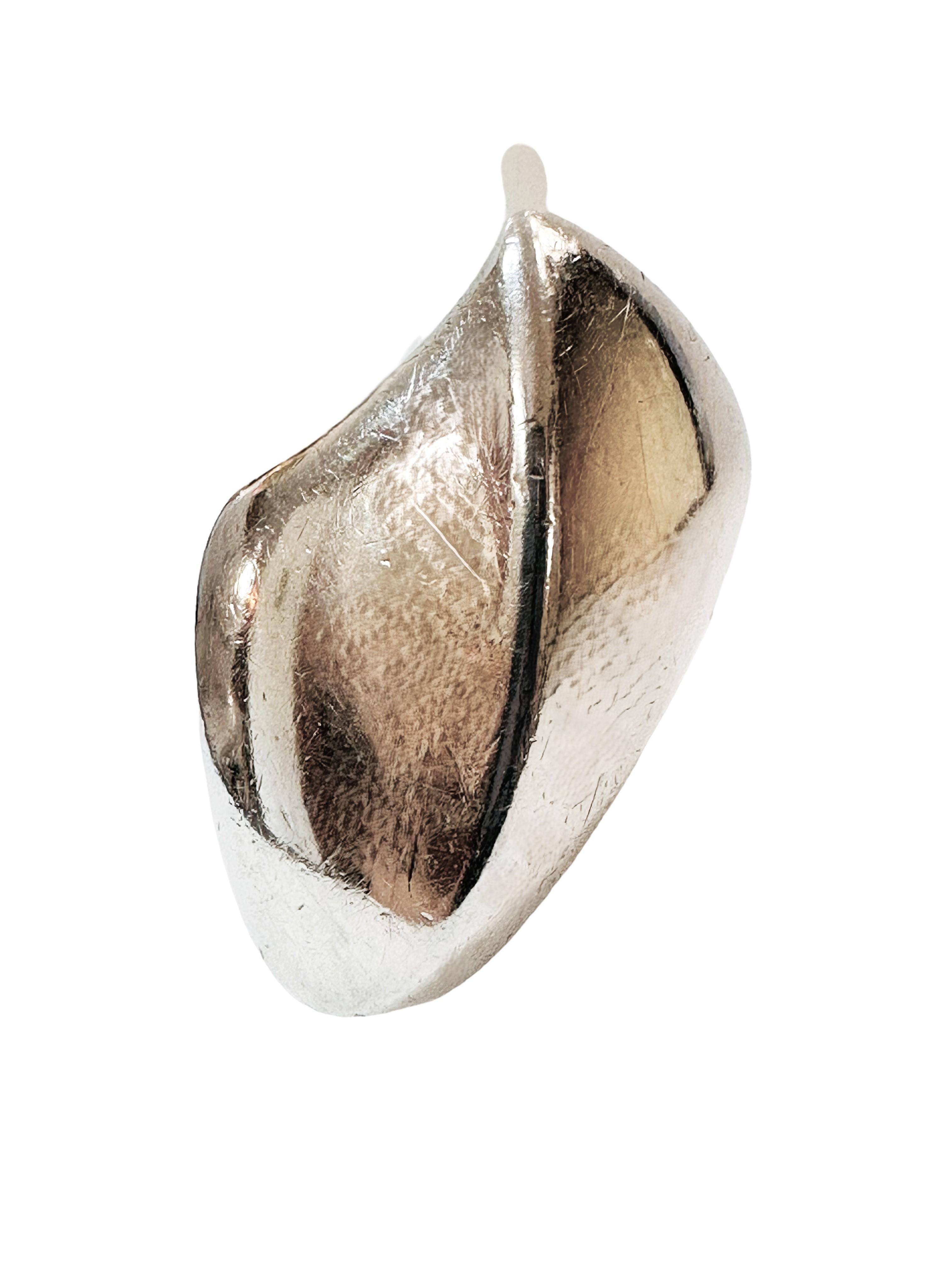 Il s'agit d'une bague vraiment unique et remarquable.  Tout est fait à la main.  Il est estampillé 