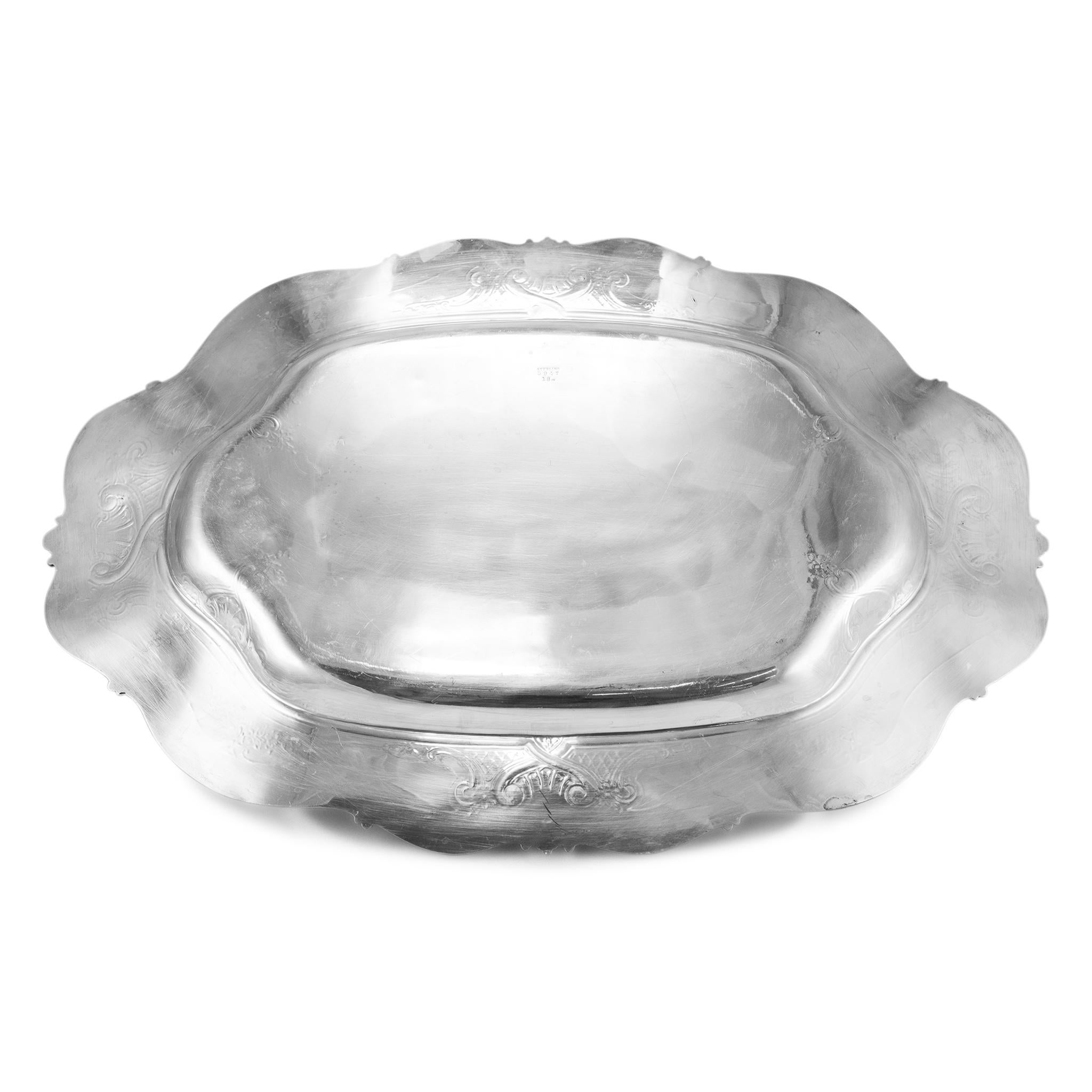 Marca: Plata de ley 925

Longitud: 18,00 pulgadas

Anchura: 12,00 pulgadas

Peso: 1.084,84 gramos

Bandeja ovalada de plata de ley 925 vintage. Se analizó el metal y se determinó que era plata 925 (STERLING). Grabado con 