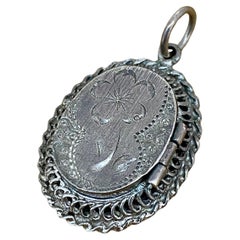 Médaillon vintage ovale finement gravé et orné de motifs floraux en argent sterling 925