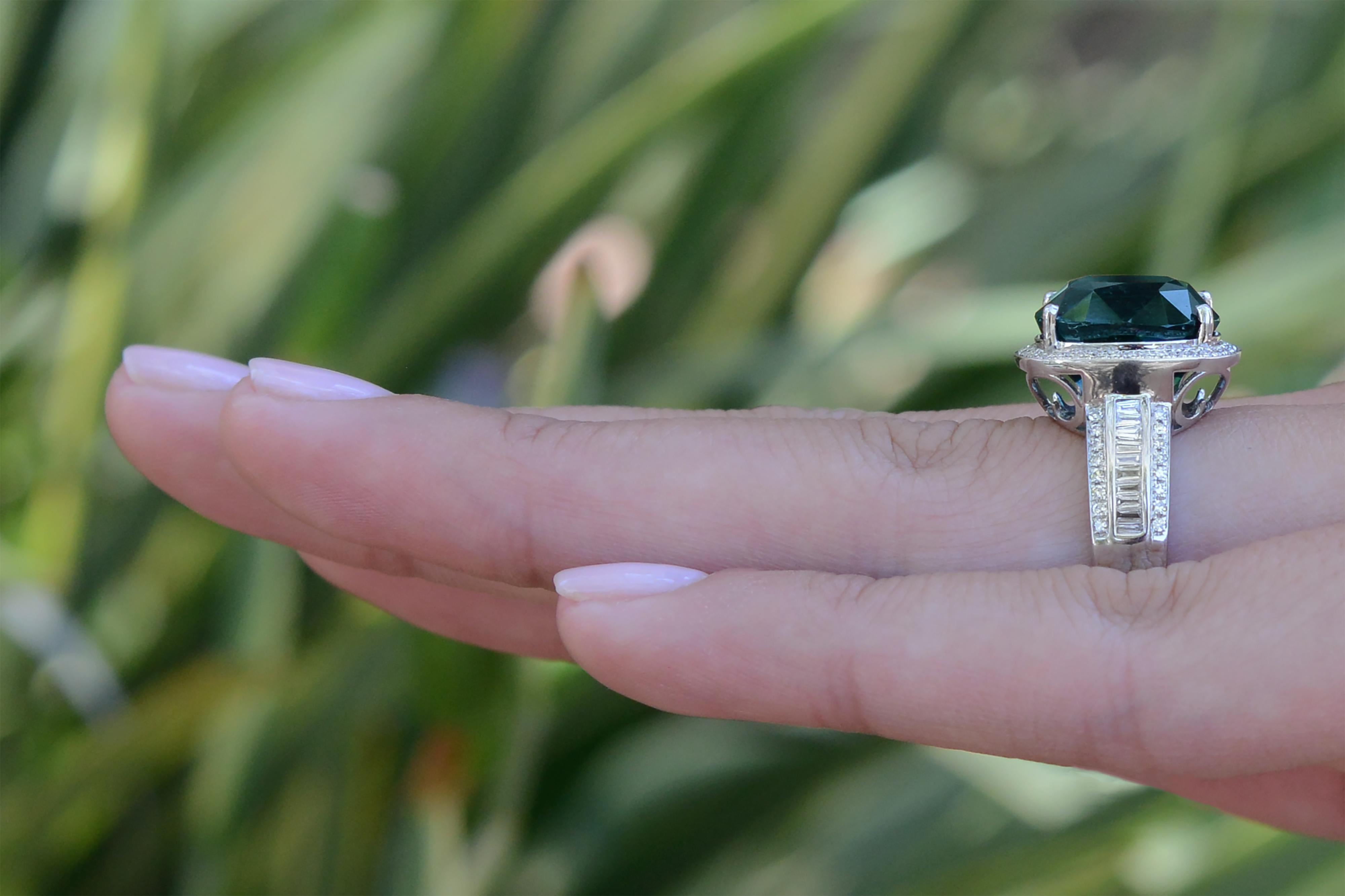 Contemporary  Vintage 9.40 Carat Indicolite Tourmaline and Diamond Cocktail Ring For Sale