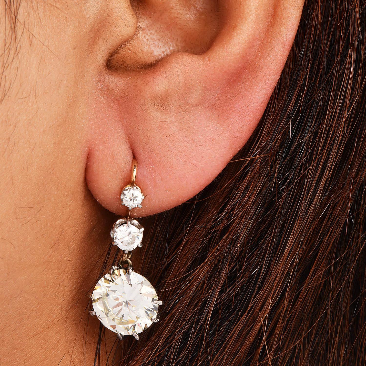 Vintage 9.43 Carat Round Diamond 18k Gold Dangling Earrings



Be the Queen of the Ball with these dangling diamond Gold earrings earrings!

A simple, glistening string of diamonds suspends

the buttercup-mounted prong set, large-high quality two