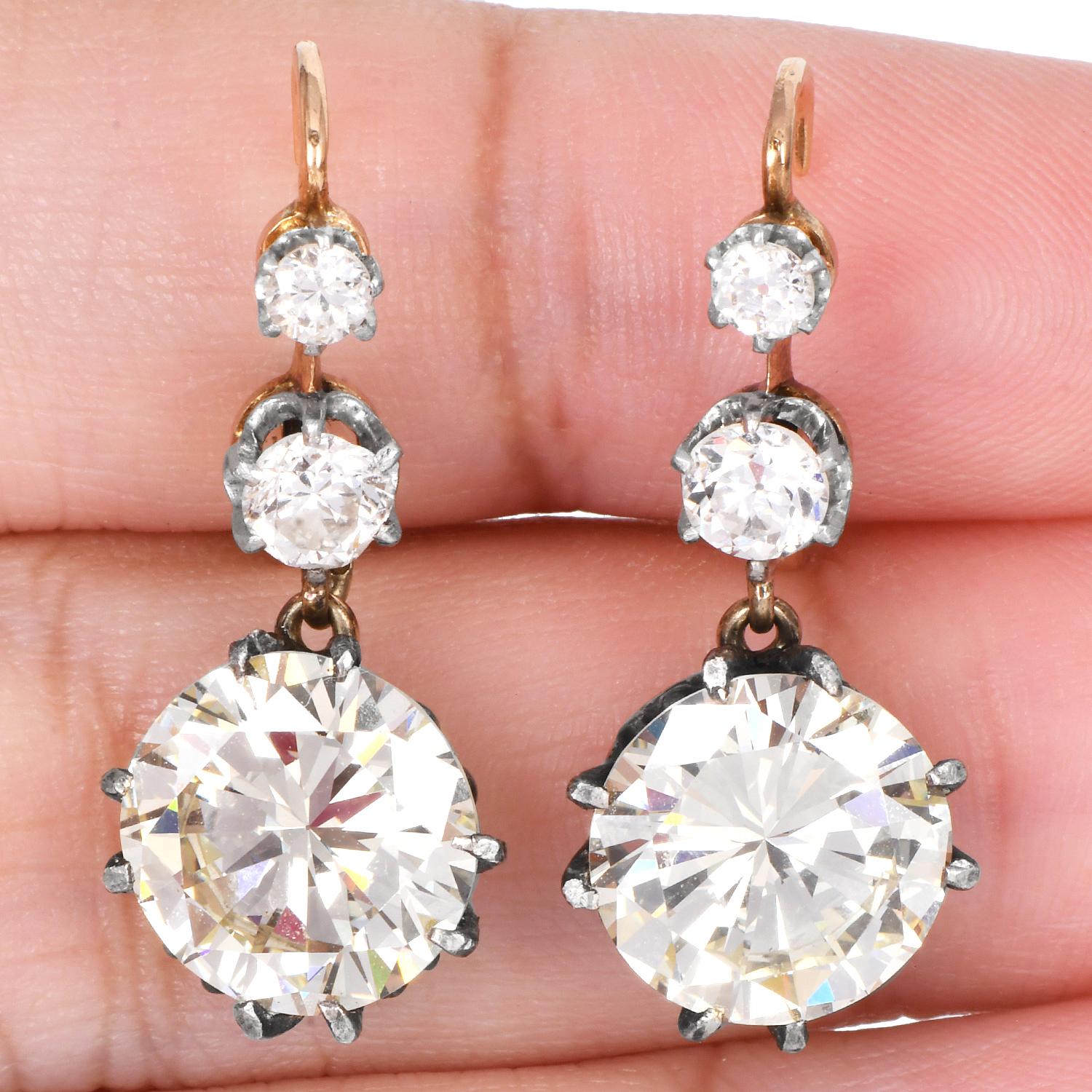 Vintage 9.43 Carat Round Diamond 18k Gold Dangling Earrings For Sale 1