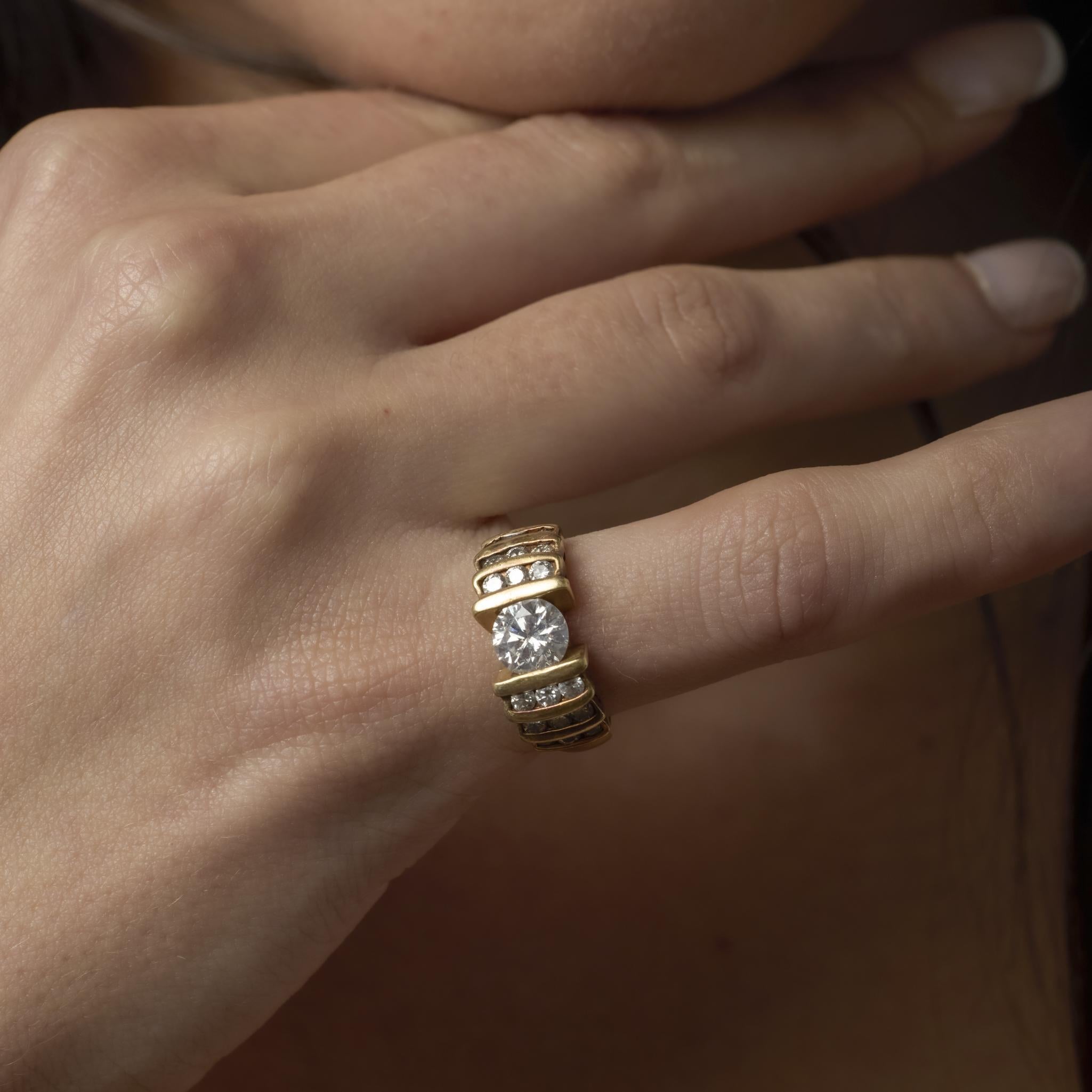 Bague vintage en or jaune 14k avec un diamant de 0,95 carat Pour femmes en vente