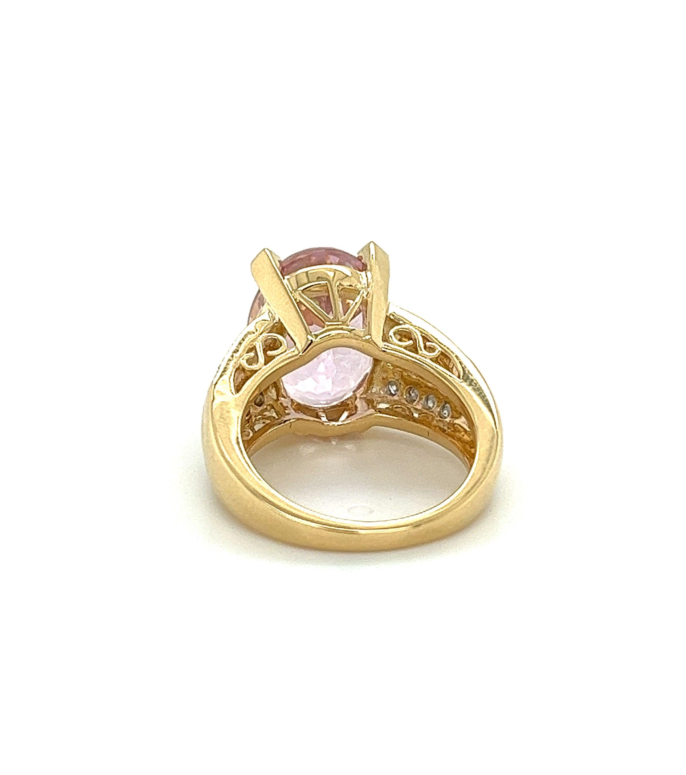 Cocktail-Ring aus 18 Karat Gold mit 9,5 Karat rosa Kunzit und Diamant in geteiltem Schaft  (Ovalschliff) im Angebot