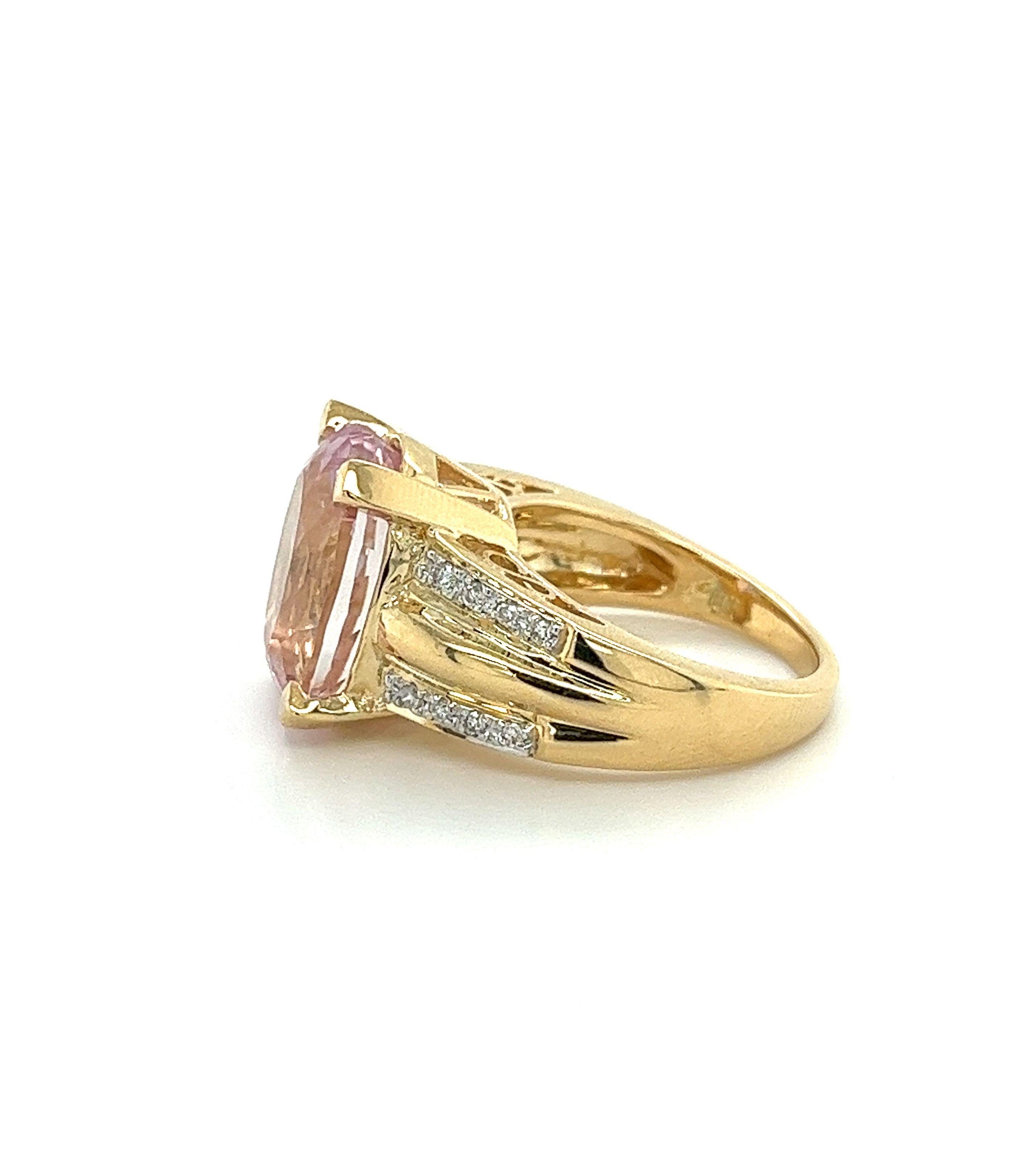Cocktail-Ring aus 18 Karat Gold mit 9,5 Karat rosa Kunzit und Diamant in geteiltem Schaft  im Zustand „Hervorragend“ im Angebot in Miami, FL