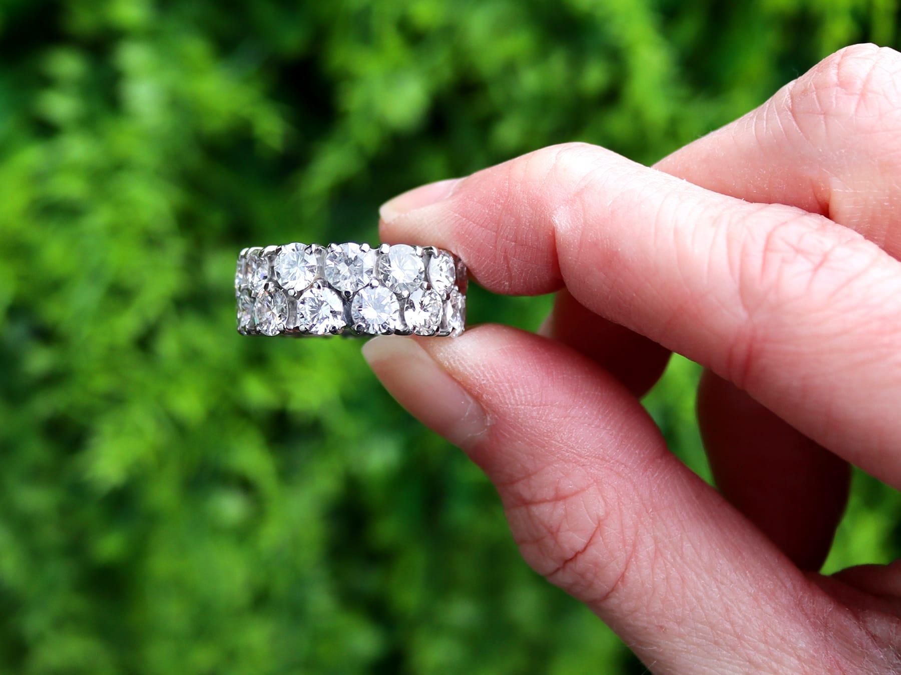 Uno splendido, raffinato e impressionante anello a doppia eternità vintage degli anni '80 con diamante da 9,50 carati e oro bianco da 18 carati; fa parte delle nostre diverse collezioni di gioielli con diamanti.

Questo splendido, raffinato e