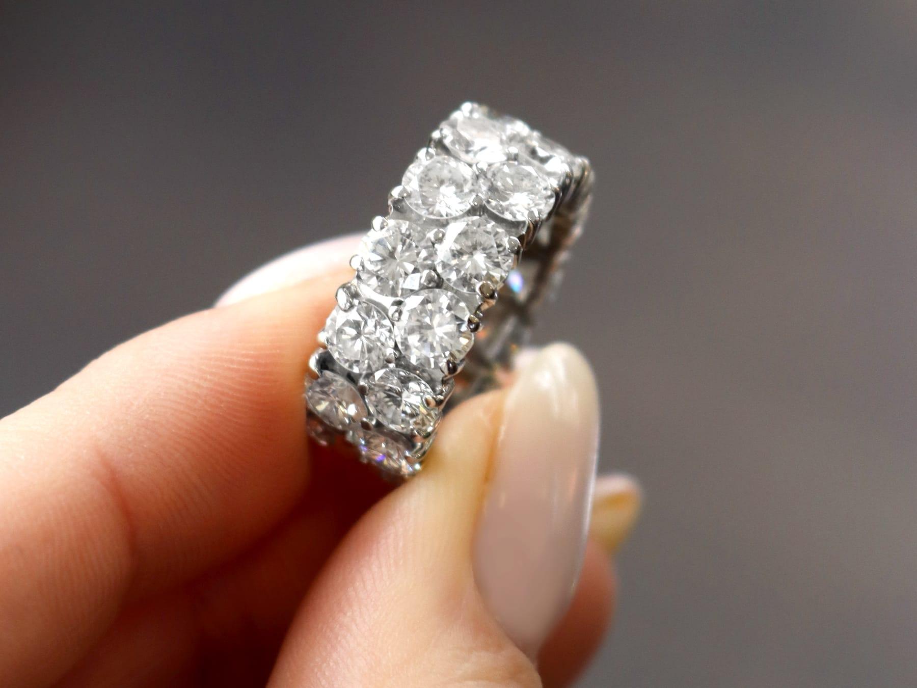 Taglio rotondo Anello a doppia eternità d'epoca con diamante da 9,50 carati e oro bianco 18 carati CIRCA 1980 in vendita
