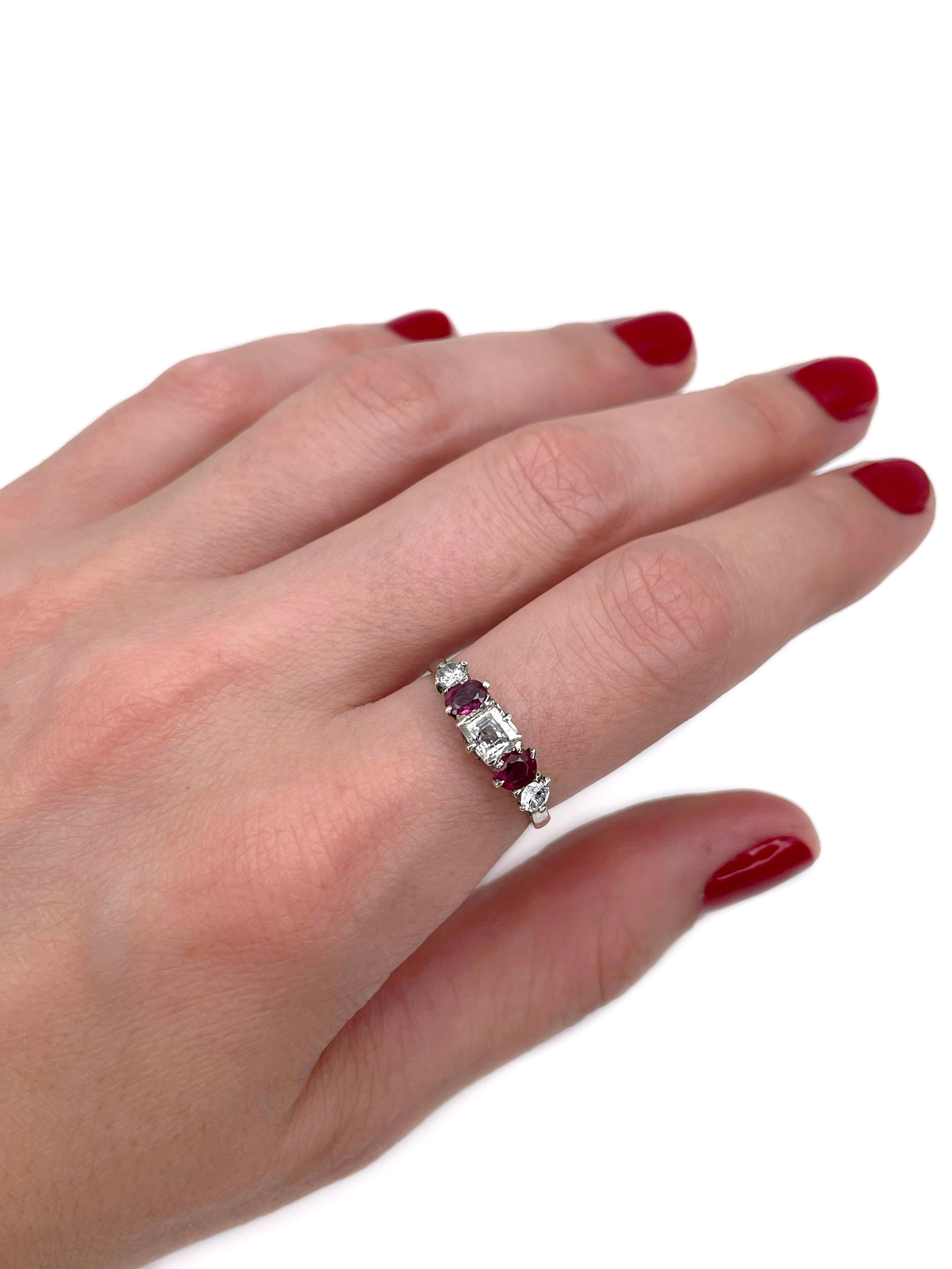 This is a vintage band ring crafted in 950 palladium. Circa 1960. 

The piece features:
- 2 rubies, oval cut, TW 0.40ct, R 5/4, SI
- 1 diamond, square cut, 0.35ct, STW, P1
- 2 diamonds, round brilliant cut, TW 0.19ct, RW+/RW, P1

Weight: 2.08g