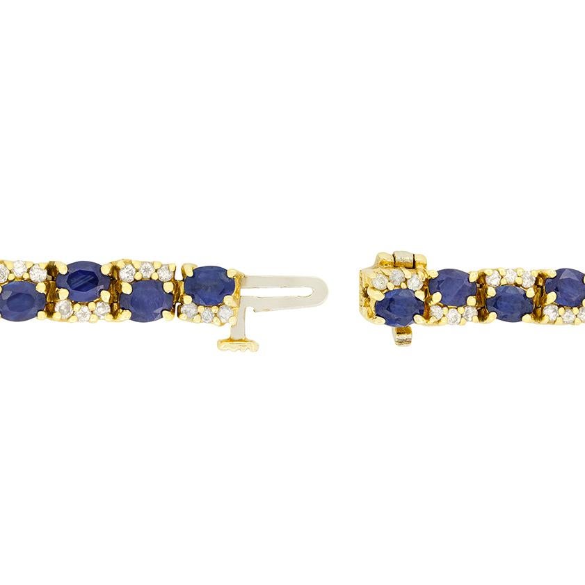 Aus den 1980er Jahren stammt dieses bezaubernde Saphir- und Diamantarmband. Das aus 14 Karat Gold gefertigte Armband ist mit achtunddreißig oval geschliffenen Saphiren auf einer Länge von 18,5 cm versehen. Jeder Saphir ist oval geschliffen und hat
