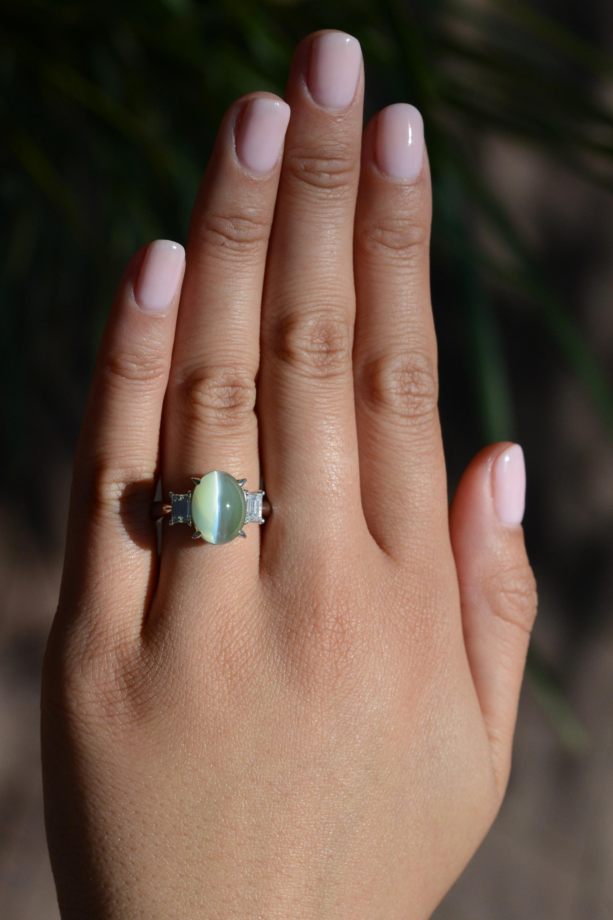 Dieses Schmuckstück aus der Mitte des Jahrhunderts wird von Kennern edler Schmuckstücke bewundert werden. Der fesselnde Chrysoberyll-Edelstein mit Katzenauge wirkt hypnotisierend und verführerisch durch sein weißes Aufblitzen, das eine echte Katze