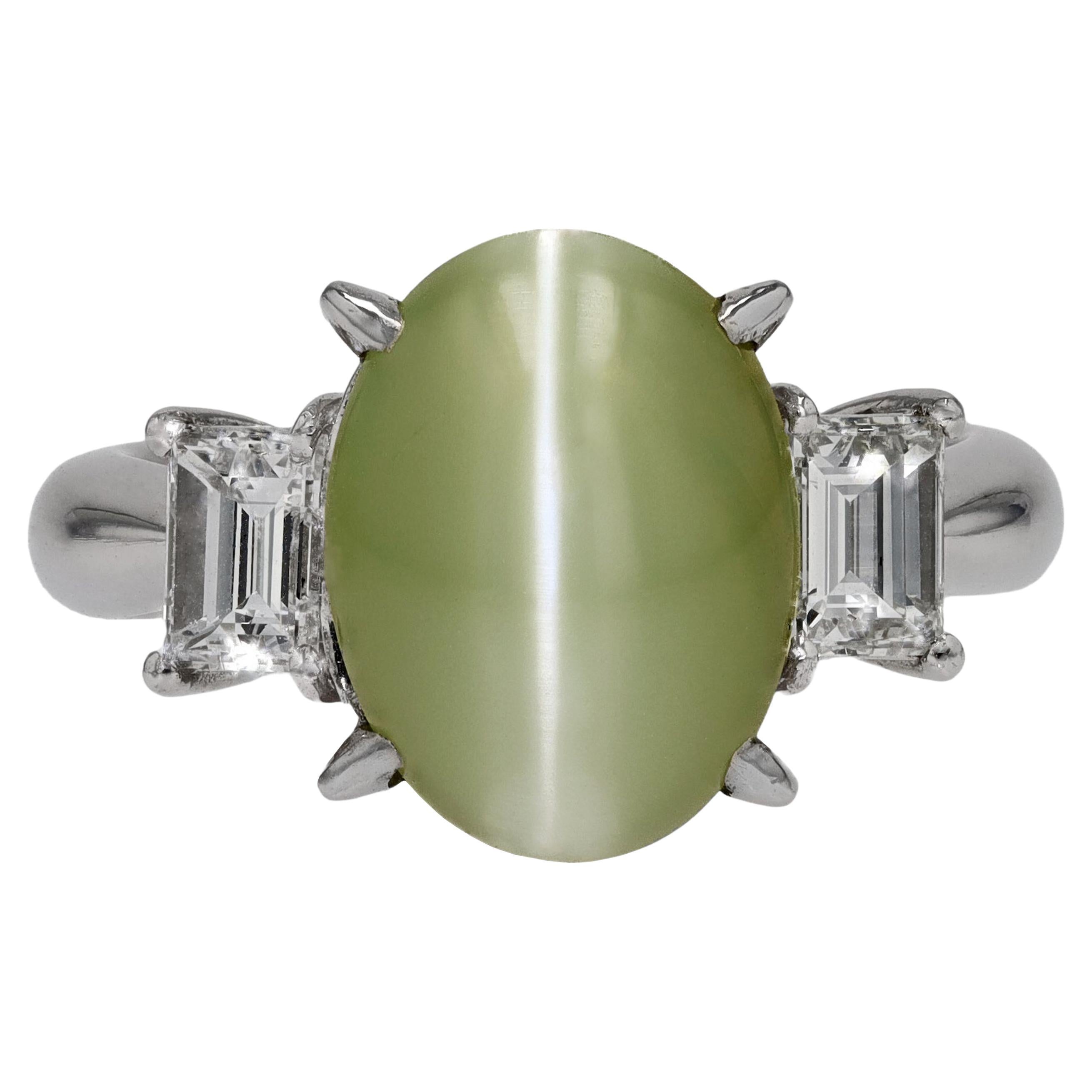 Vintage 9.54 Carat Cat's Eye Chrysoberyl and Diamond Estate Ring