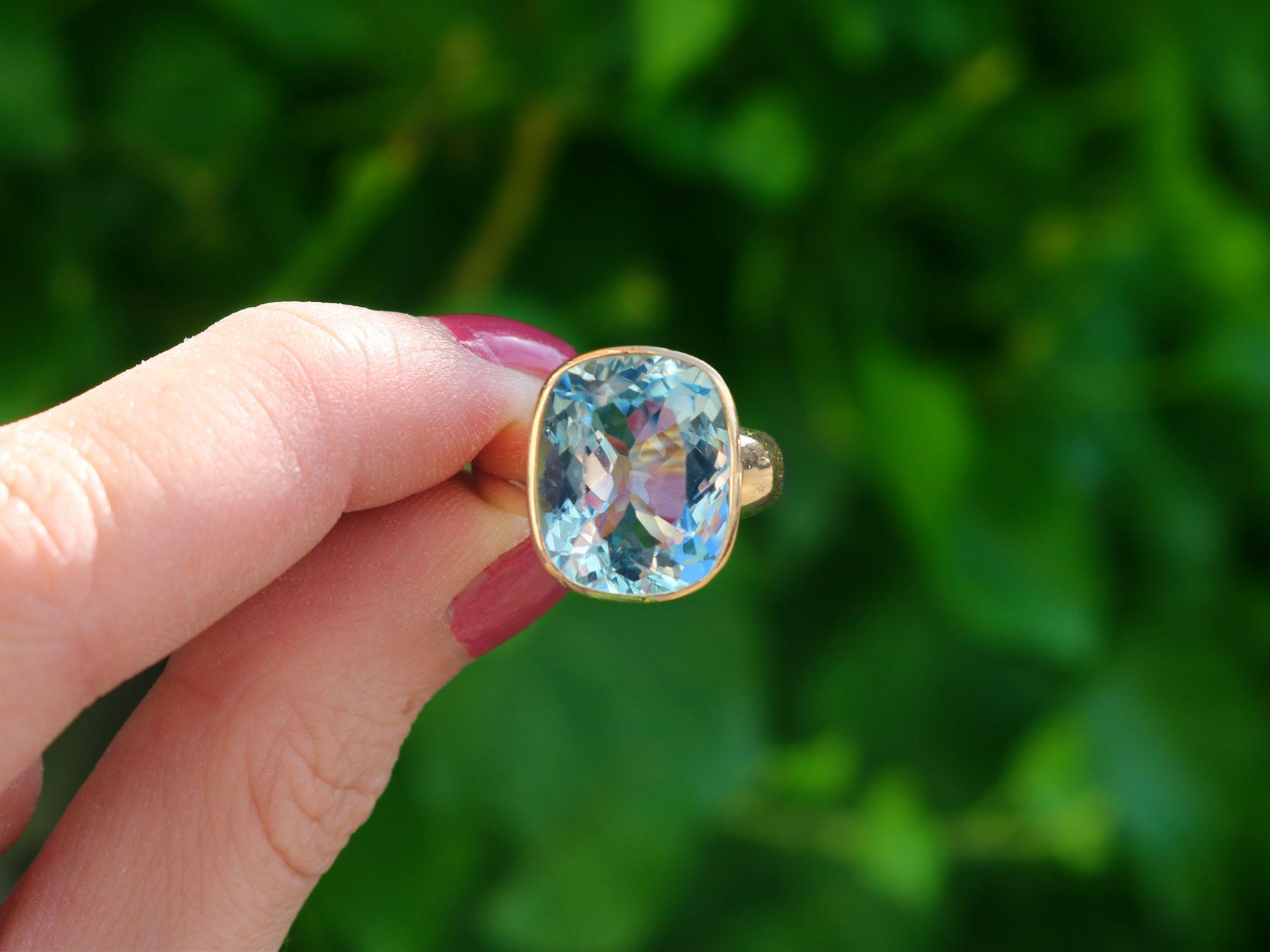 Ein atemberaubender, feiner und beeindruckender Vintage 9,54 Karat Aquamarin und 18 Karat Gelbgold Cocktailring; Teil unserer vielfältigen Vintage-Schmuck und Nachlassschmuck Kollektionen

Dieser atemberaubende, feine und beeindruckende Vintage-Ring