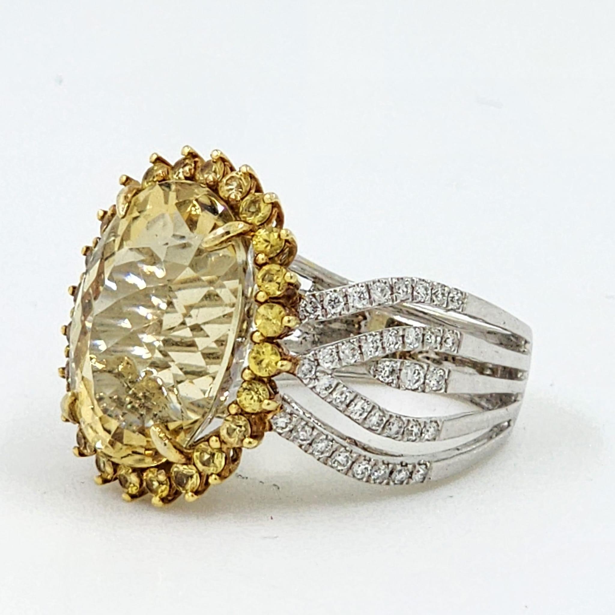 Der Vintage 9.55Ct Yellow Beryl Yellow Sapphire Diamond Ring ist ein Inbegriff von Opulenz, der das Beste vergangener Epochen nahtlos mit der Handwerkskunst von heute verbindet. Der Ring ist in luxuriöses 14 Karat Weißgold gefasst und besitzt ein