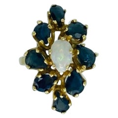 Anello vintage da 9,56 carati con zaffiri blu e opale al centro, in oro 14 carati