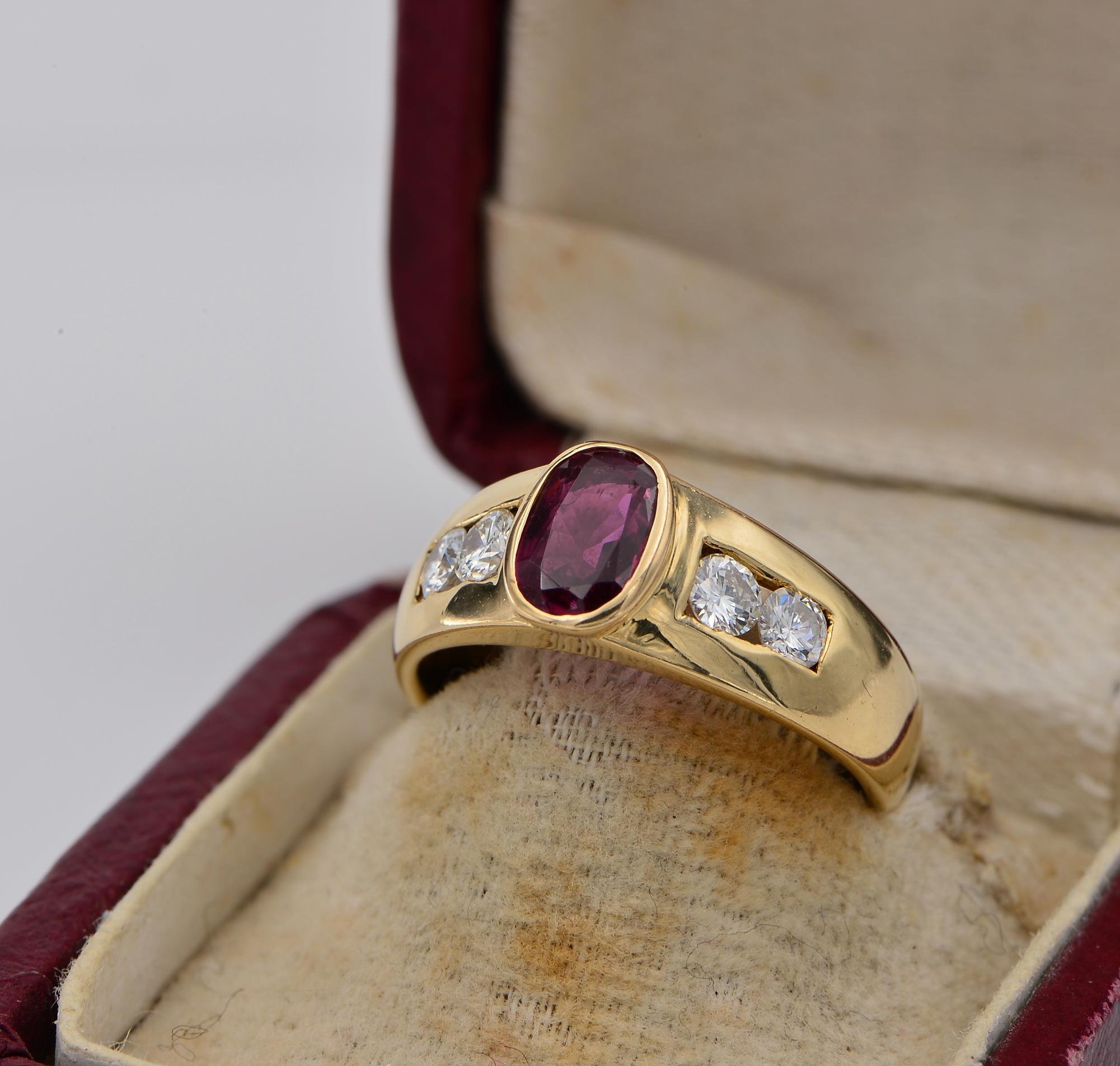 Vintage .96 Ct Natural Ruby .60 Ct Diamond G VVS Five Stone ring In Good Condition For Sale In Napoli, IT