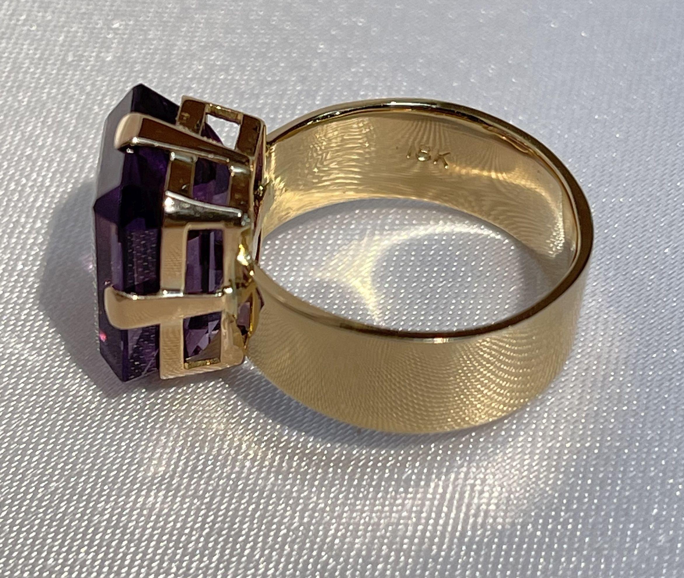 Vintage 9.60 Carat Emerald Cut Amethyst Solitaire Gold Vintage Cocktail Ring In New Condition For Sale In Montreal, QC