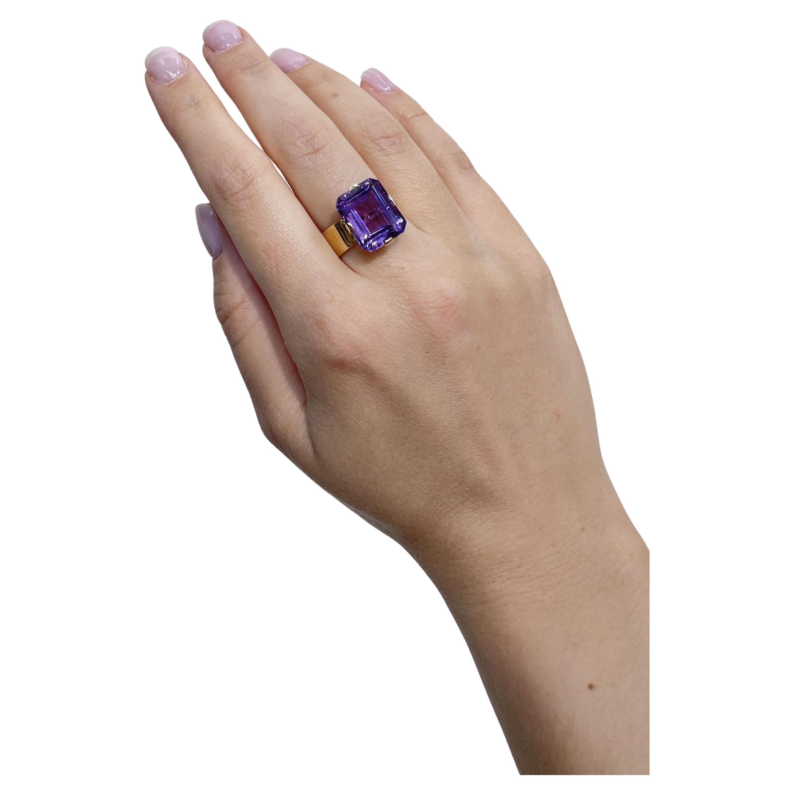 Vintage 9.60 Carat Emerald Cut Amethyst Solitaire Gold Vintage Cocktail Ring en vente