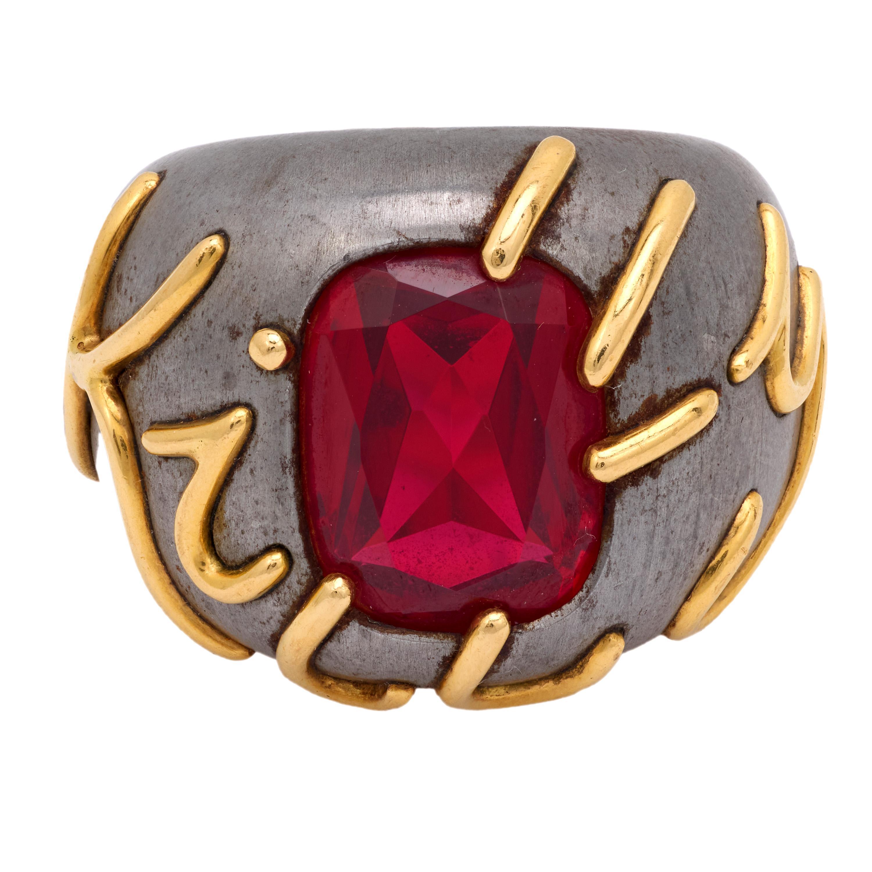 Modern Vintage 9.70 carat synthetic ruby 18k yellow gold steel cocktail ring For Sale