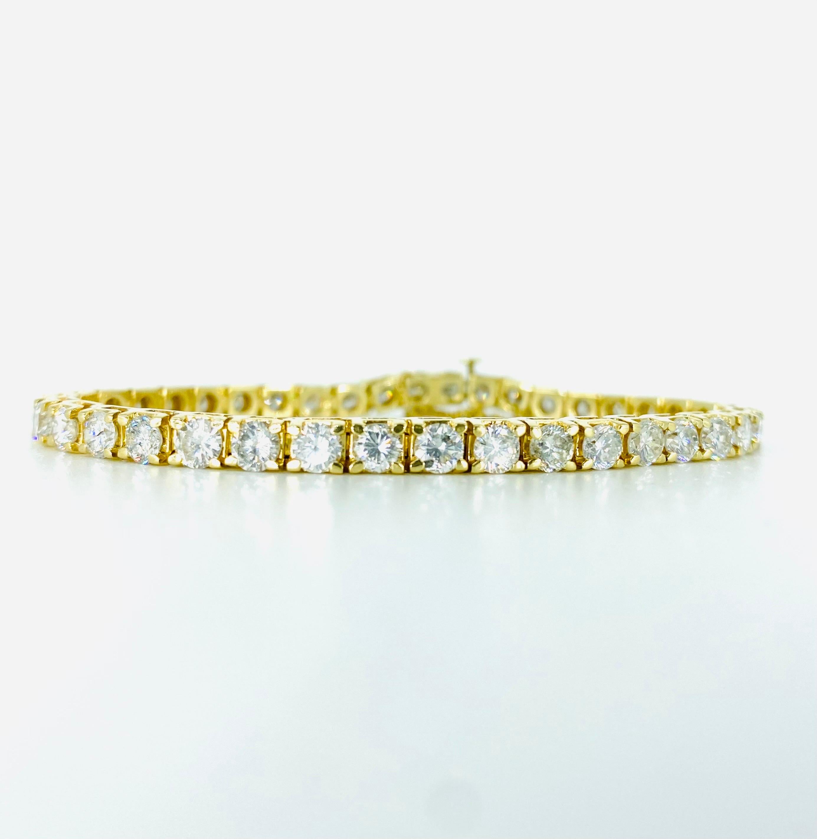 Vintage 11 Carat Diamonds Tennis Bracelet 14k Gold.
Magnifique bracelet de tennis en diamant comportant 39 diamants ronds de taille brillant pesant environ 0,28 carat chacun. Le bracelet pèse 16.7 grammes d'or massif 14 carats et mesure 7 pouces de