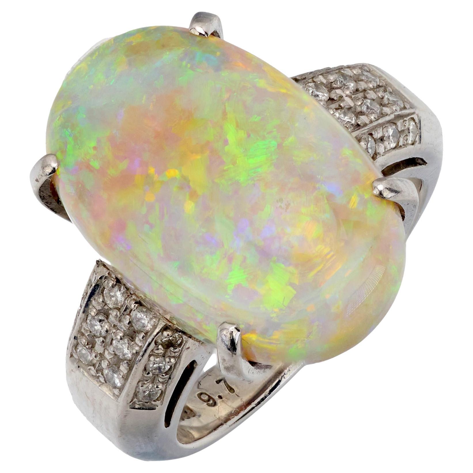 Bague cocktail vintage en platine avec opale cabochon de 9,77 carats et diamants