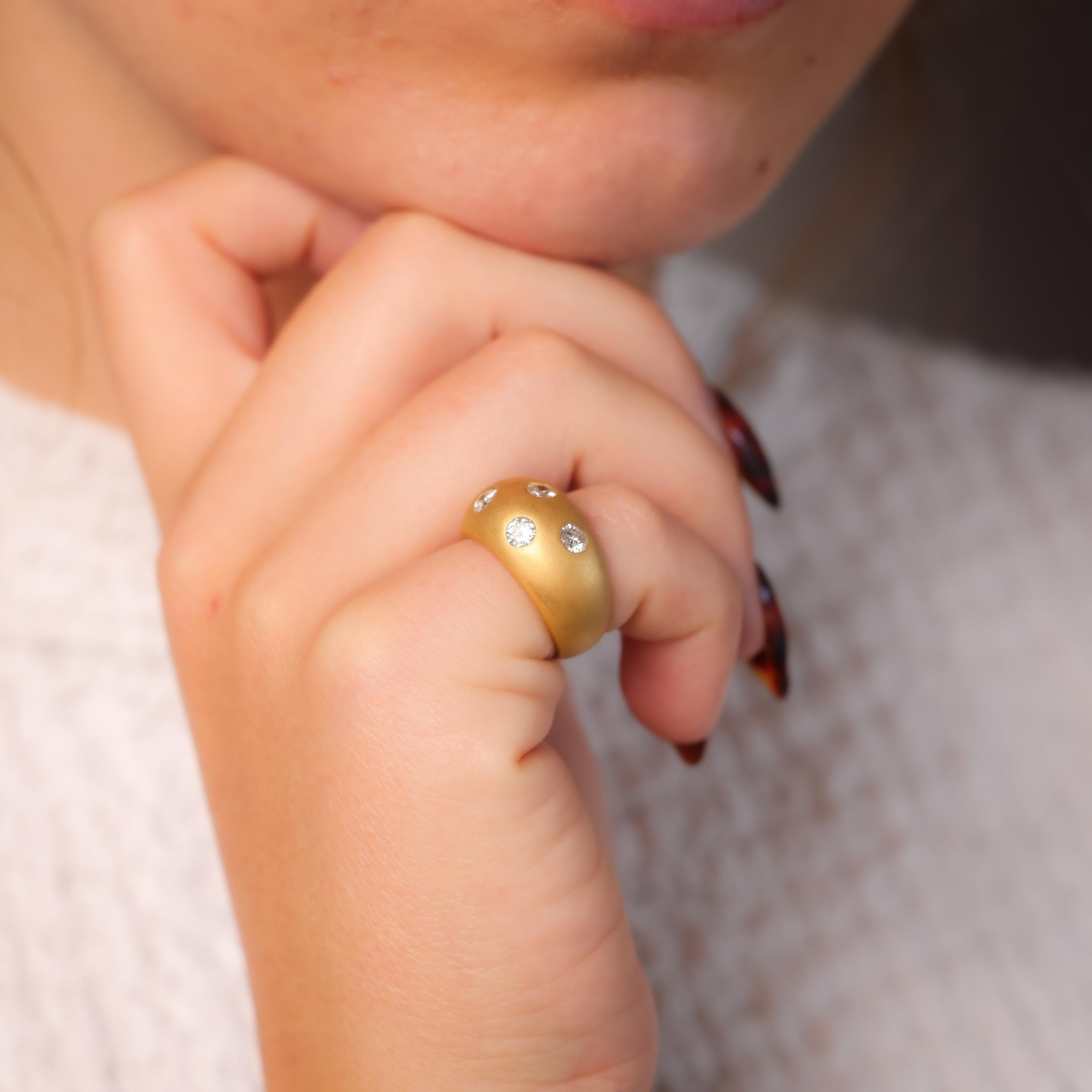 Dieses Band aus gebürstetem 18-karätigem Gelbgold glänzt mit 5 runden Brillanten und kombiniert zeitlose Eleganz mit einem modernen Finish. Ein markantes Design für jede Collection'S.

Mittelstein: 5 runde Diamanten im Brillantschliff 
Gesamtgewicht