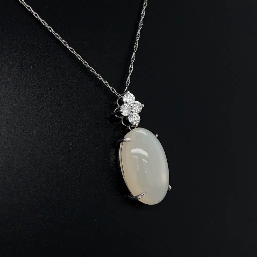 Tout simplement magnifique ! Pendentif en pierre de lune cabochon et diamant Collier en or vintage. Serti à la main d'une pierre de lune cabochon, pesant environ 9,81 carats. Suspendu à une grappe de diamants, environ 0.40tcw. Fabriqué à la main en