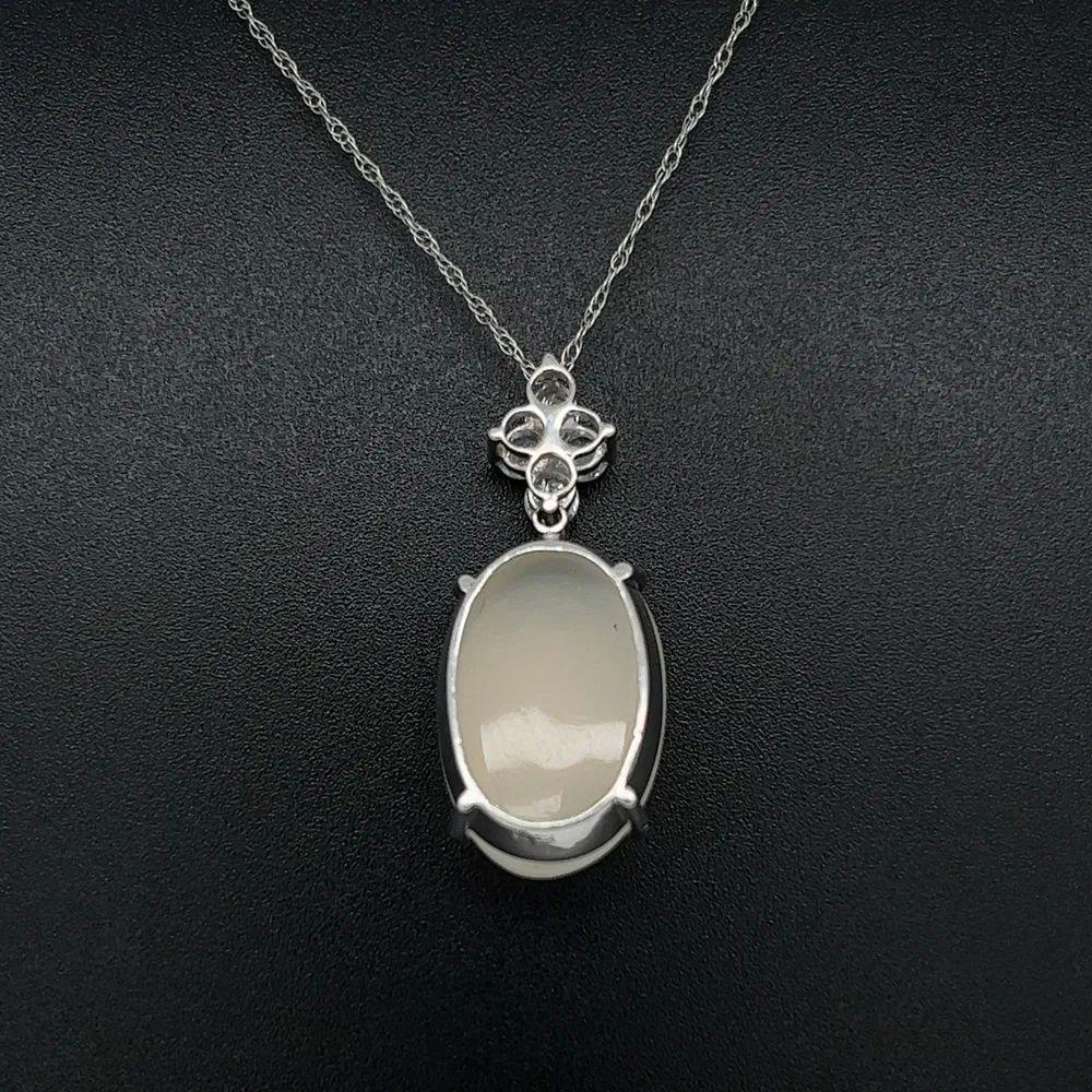 Collier pendentif vintage en or avec pierre de lune cabochon de 9,81 carats et diamants Excellent état - En vente à Montreal, QC