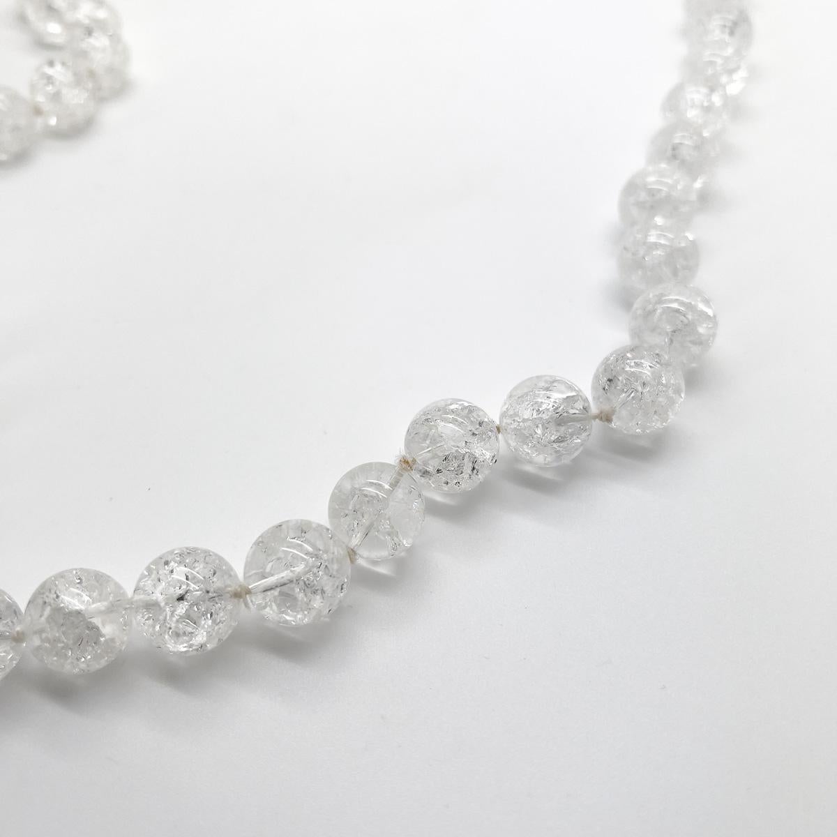Una collana d'epoca in cristallo di rocca craquelé 9ct. Le perle di cristallo di rocca sono rifinite con una solida chiusura in 9ct. Favoloso ed eternamente elegante.
Una bellezza non firmata. Un tesoro raro. Solo perché un gioiello non porta il