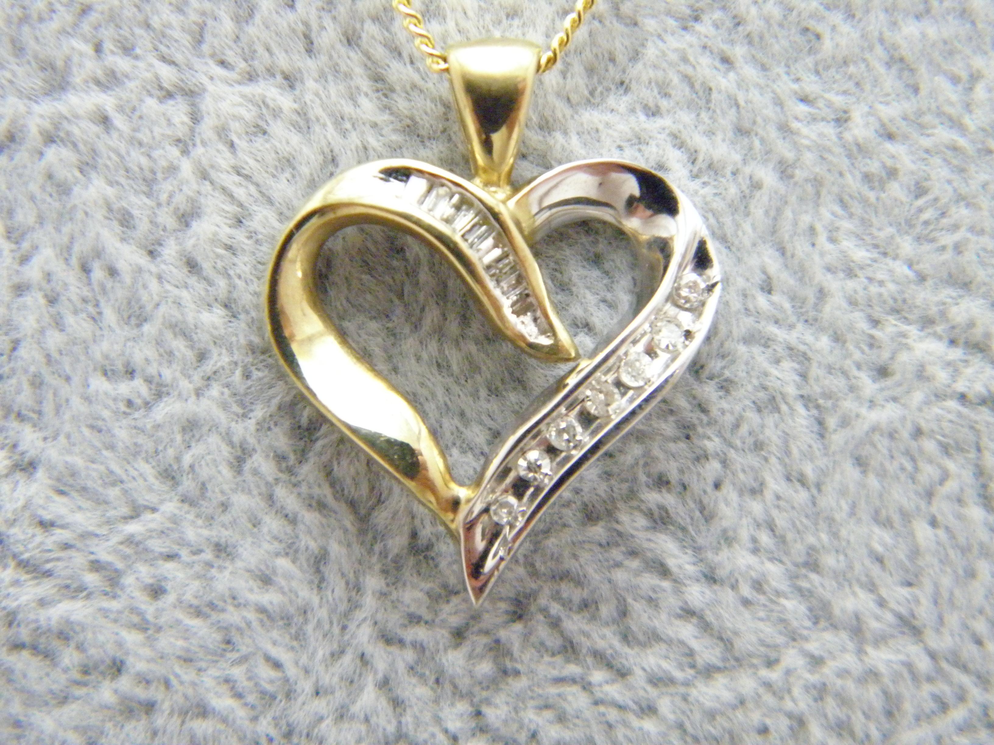 Contemporary Vintage 9ct Gold 0.25 Cttw Diamond Heart Pendant Necklace Curb Chain 375 20 Inch For Sale