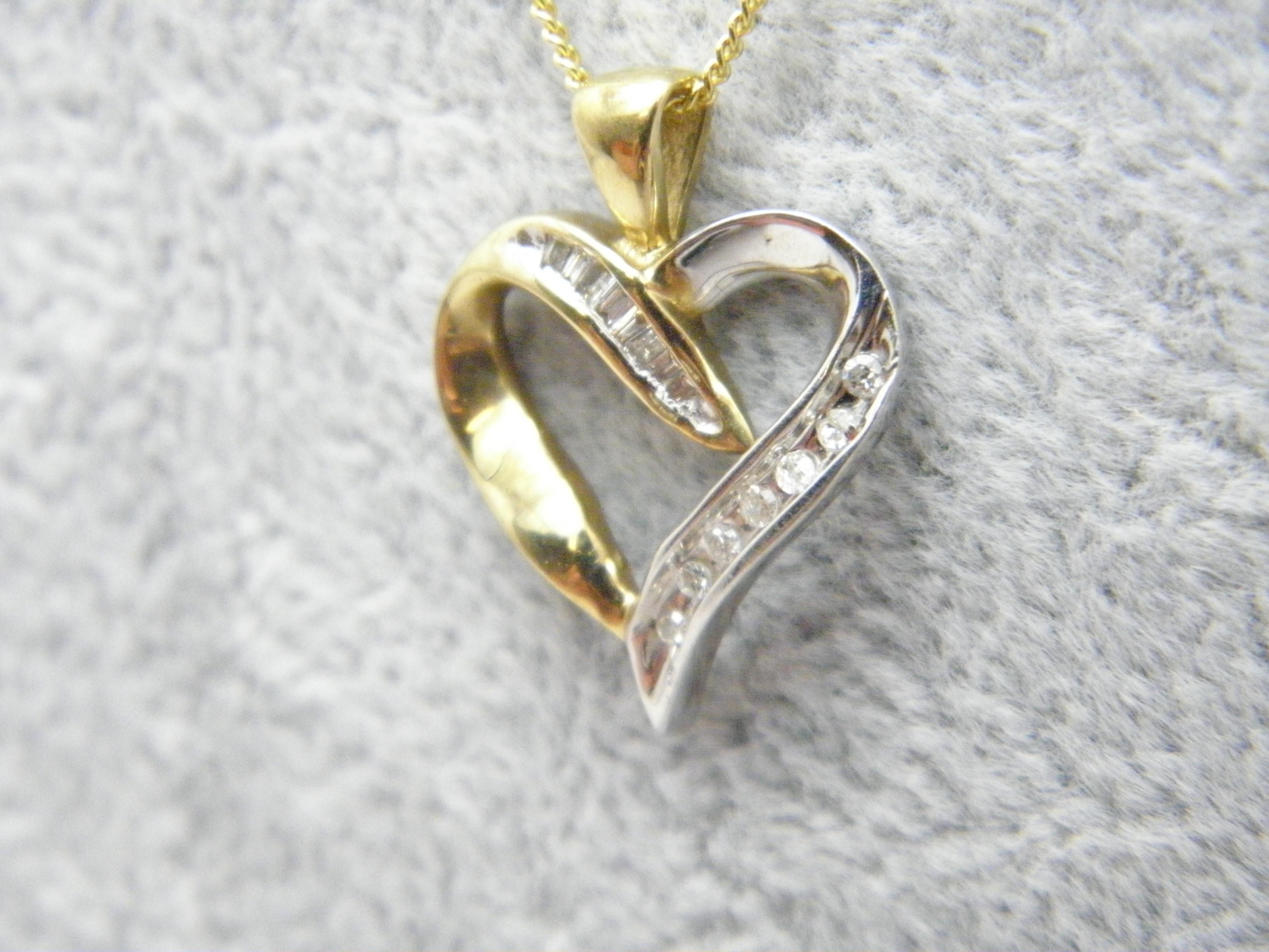 Round Cut Vintage 9ct Gold 0.25 Cttw Diamond Heart Pendant Necklace Curb Chain 375 20 Inch For Sale