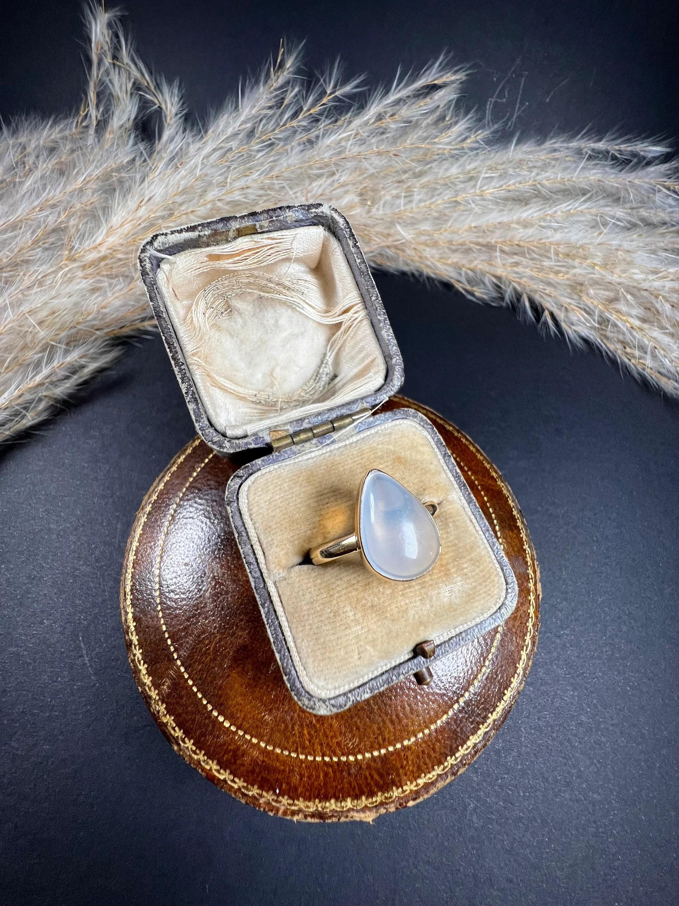 Vintage 9ct Gold 1940's Moonstone Tear Drop Ring For Sale 5