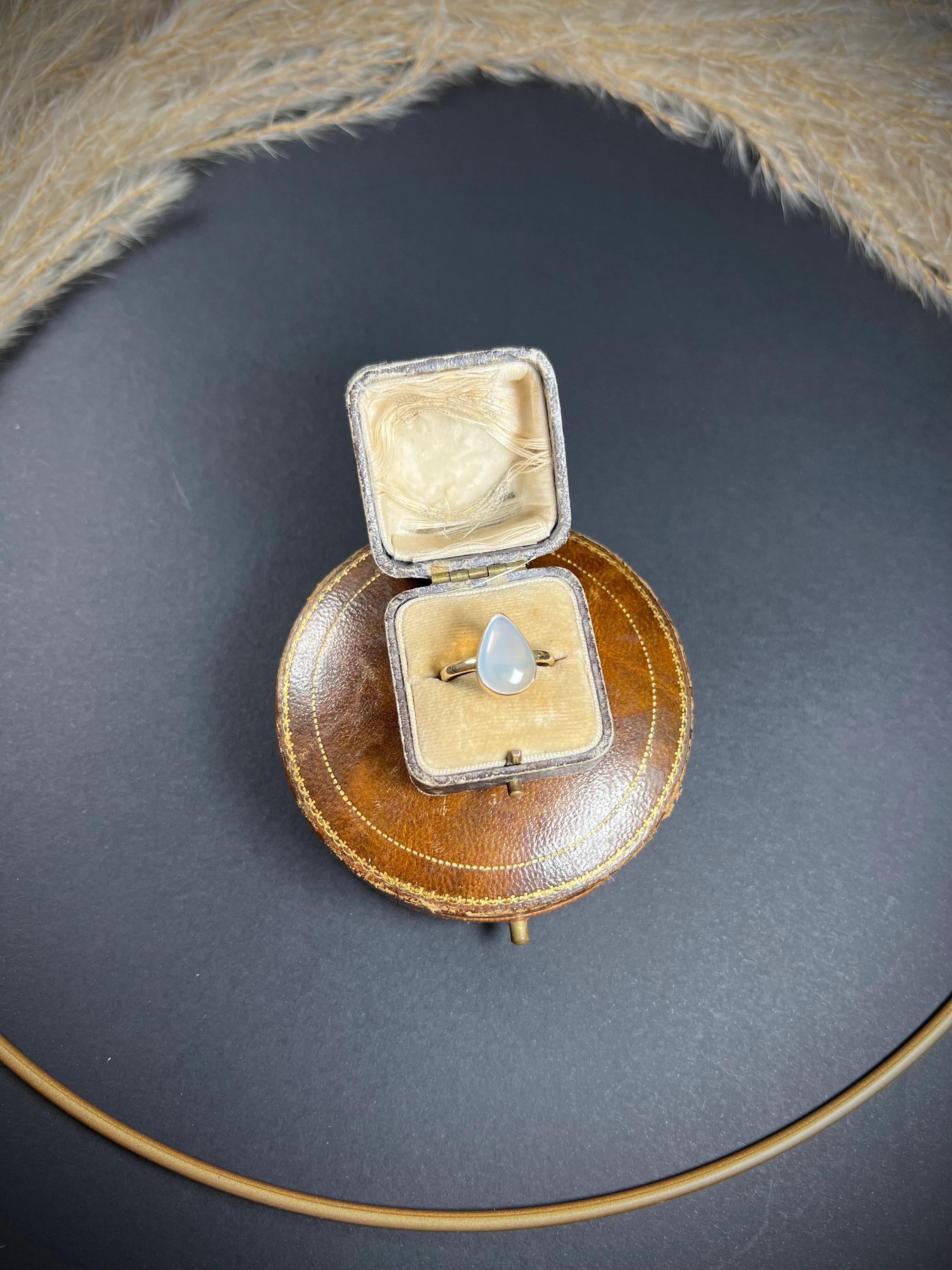 Vintage 9ct Gold 1940's Moonstone Tear Drop Ring In Good Condition For Sale In Brighton, GB
