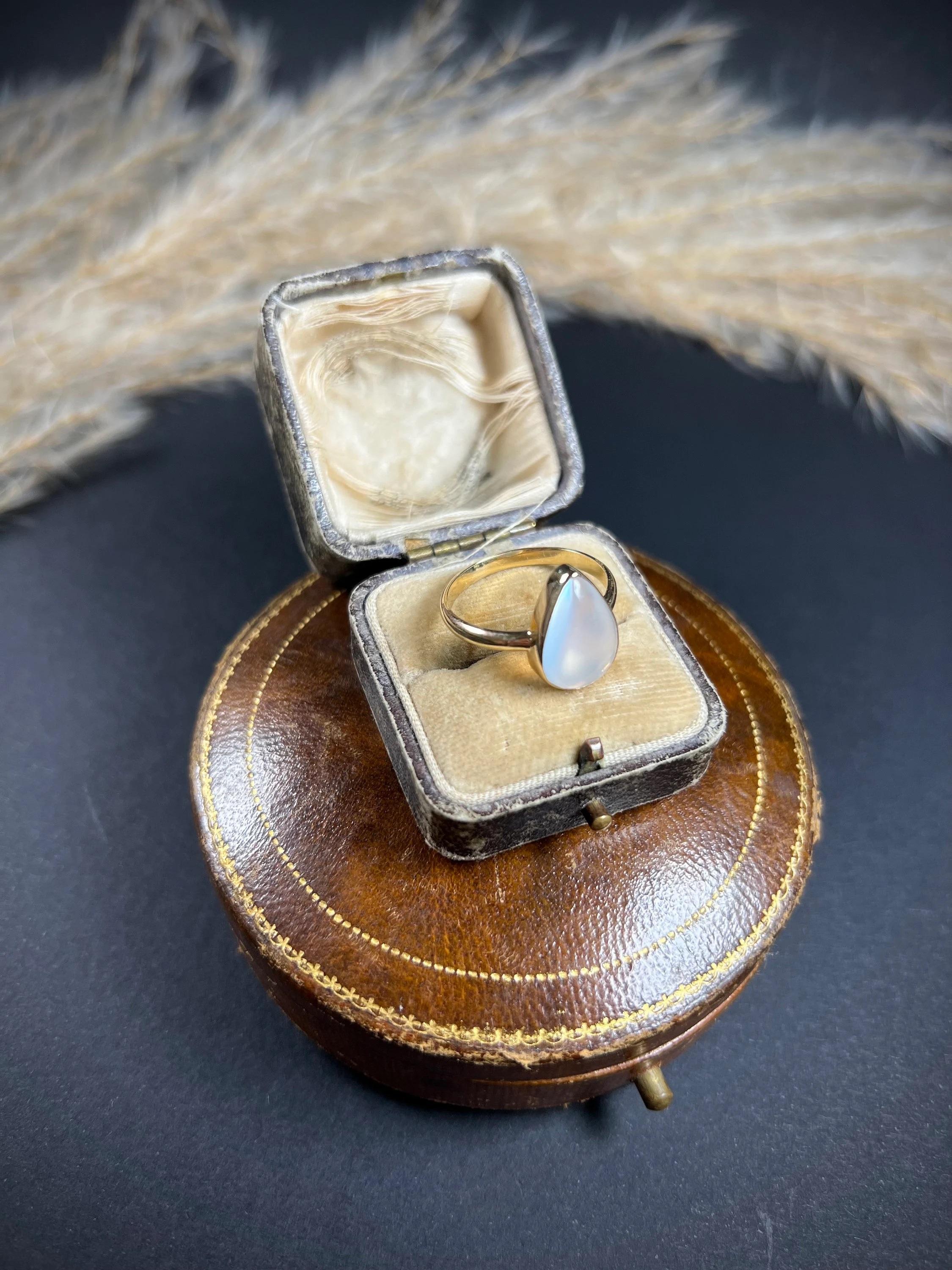 Women's or Men's Vintage 9ct Gold 1940's Moonstone Tear Drop Ring For Sale