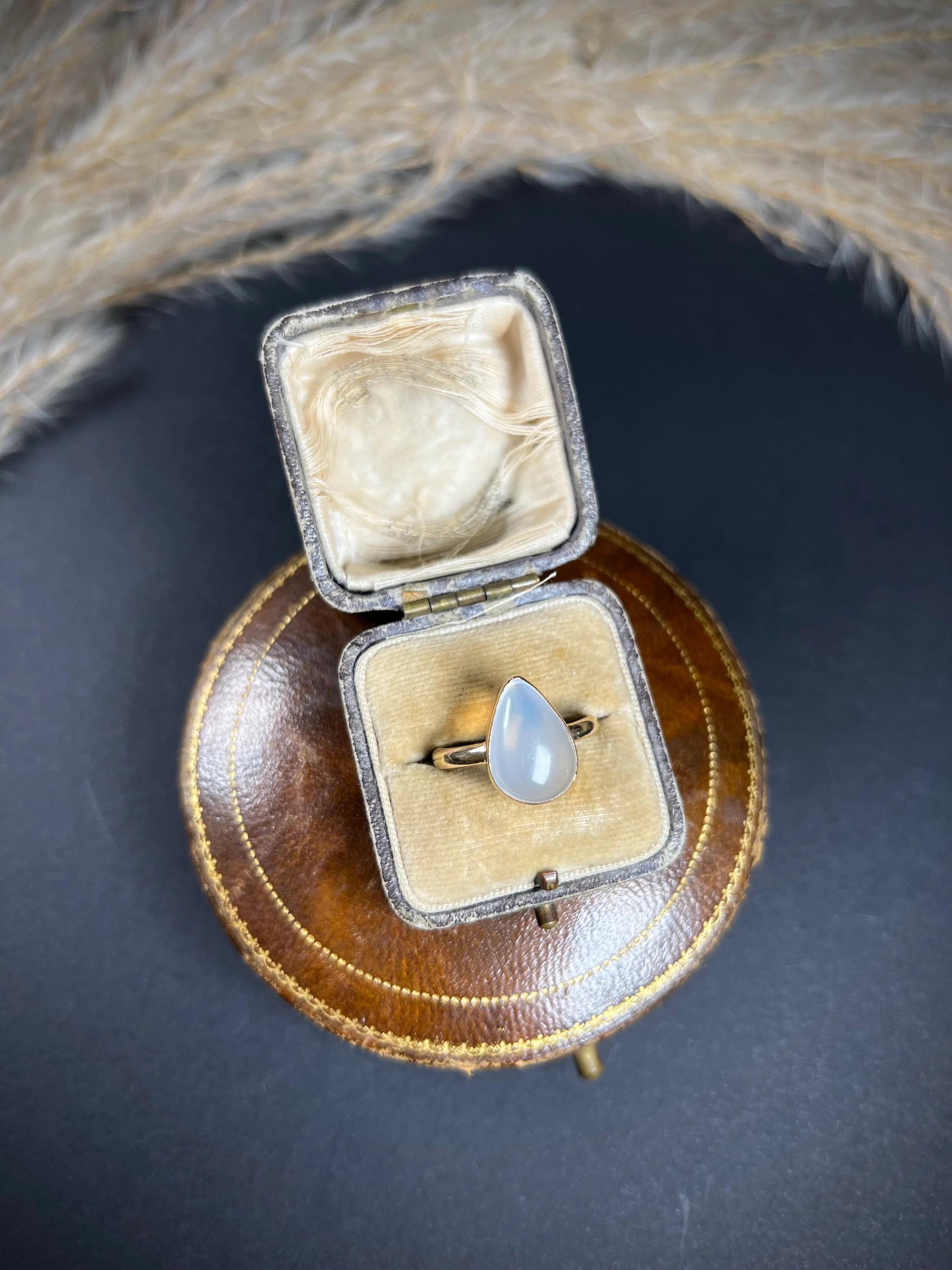 Vintage 9ct Gold 1940's Moonstone Tear Drop Ring For Sale 2