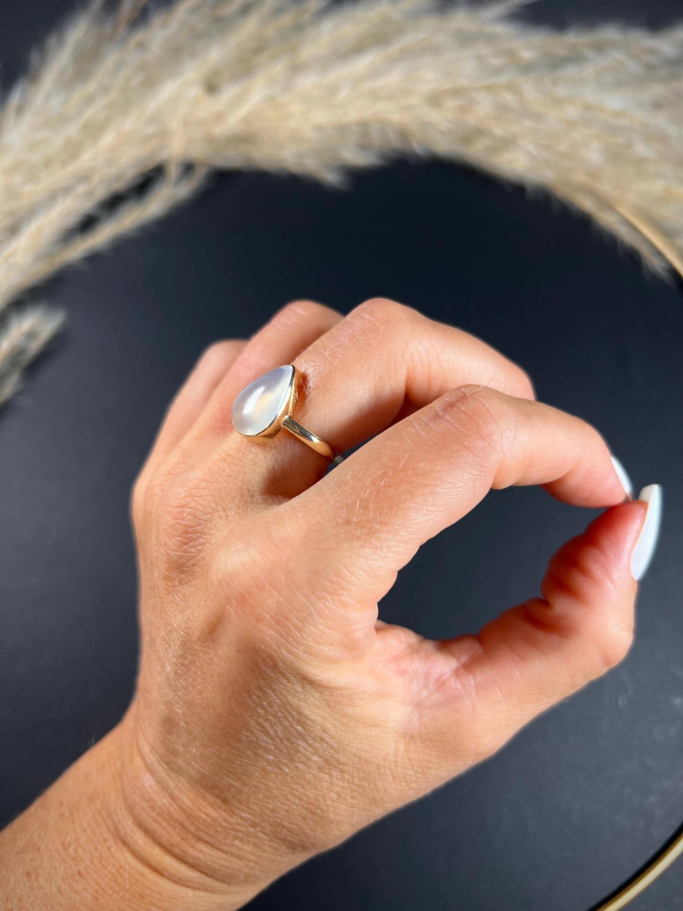 Vintage 9ct Gold 1940's Moonstone Tear Drop Ring For Sale 3