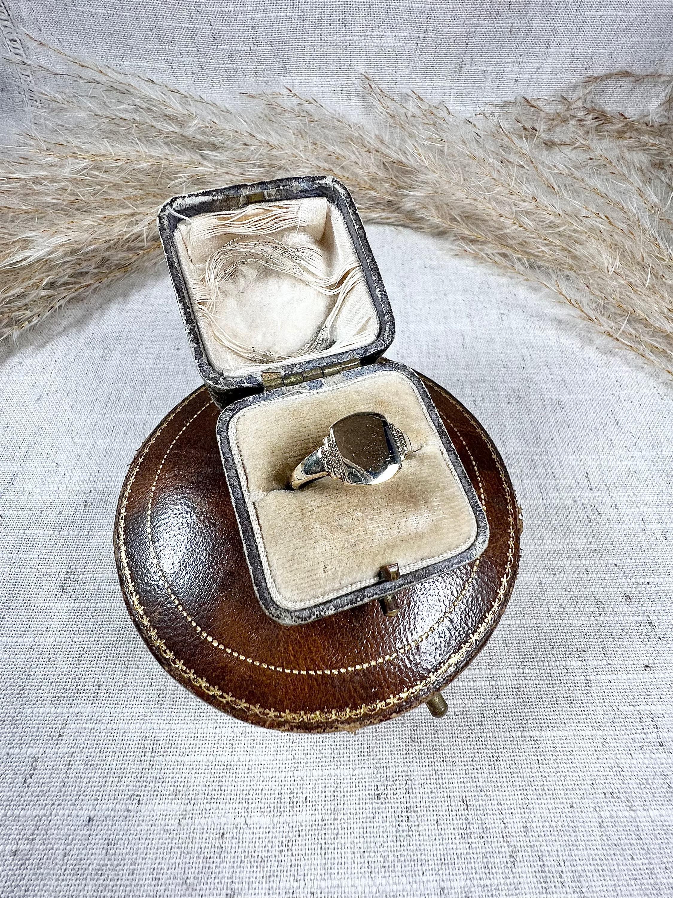 Vintage 9ct Gold 1950s Hallmarked Square Shaped Signet Ring In Good Condition For Sale In Brighton, GB