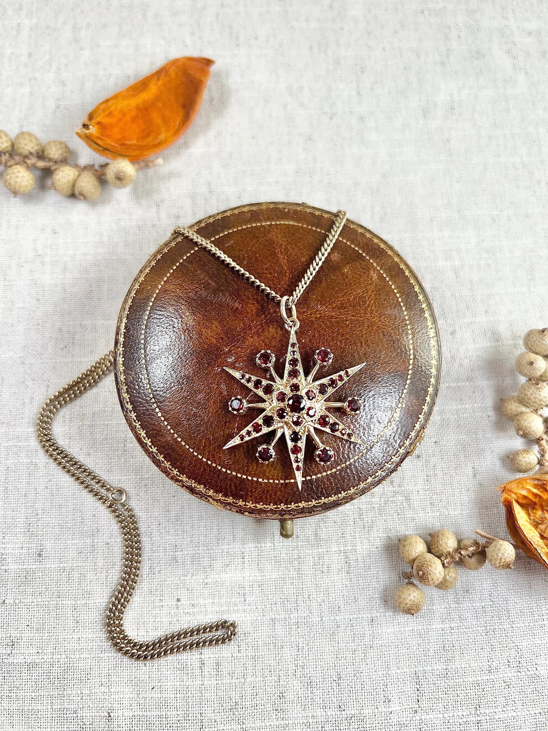 Vintage 9ct Gold 1960s Garnet Starburst Pendant In Good Condition For Sale In Brighton, GB