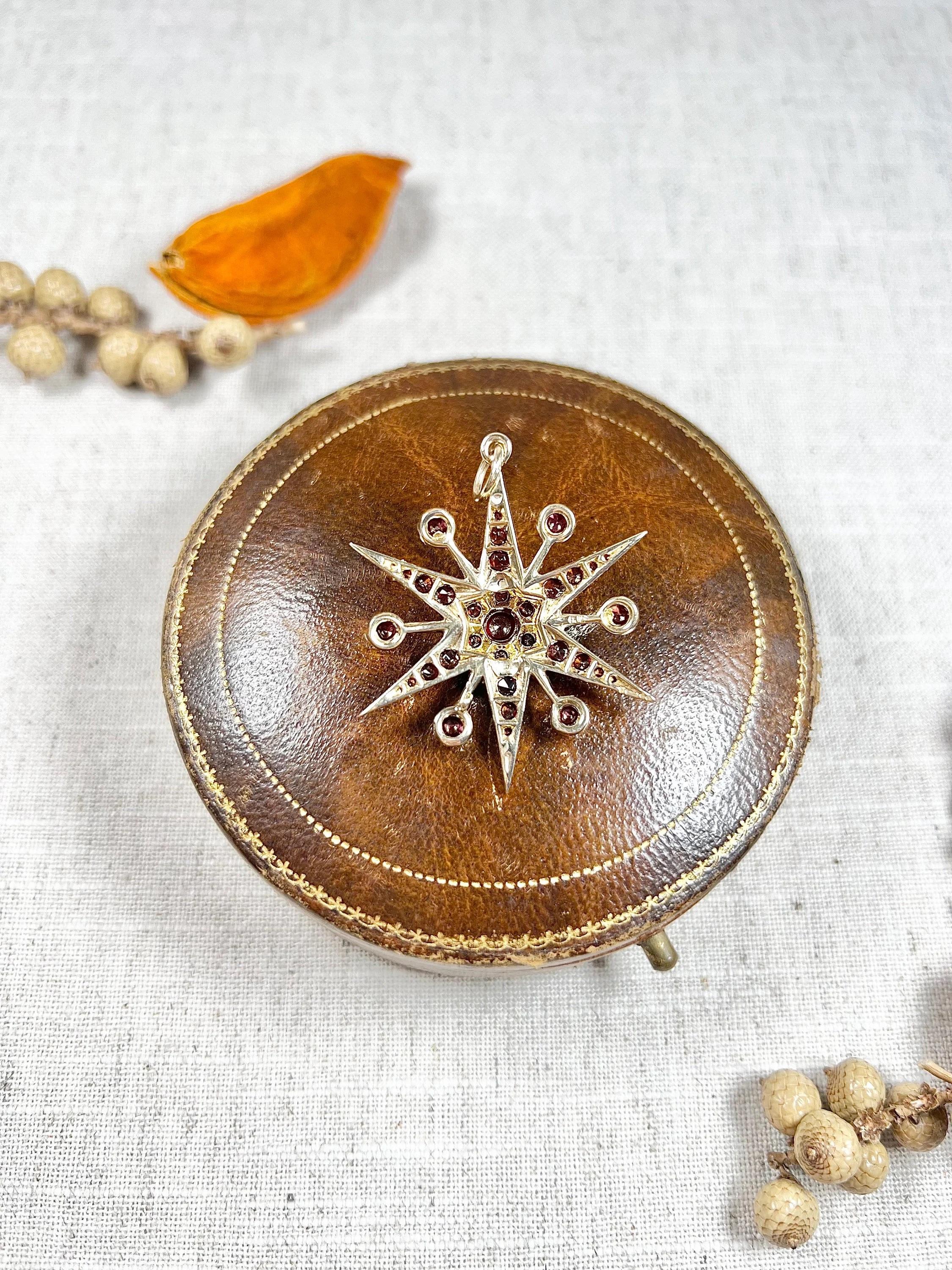 Women's or Men's Vintage 9ct Gold 1960s Garnet Starburst Pendant For Sale