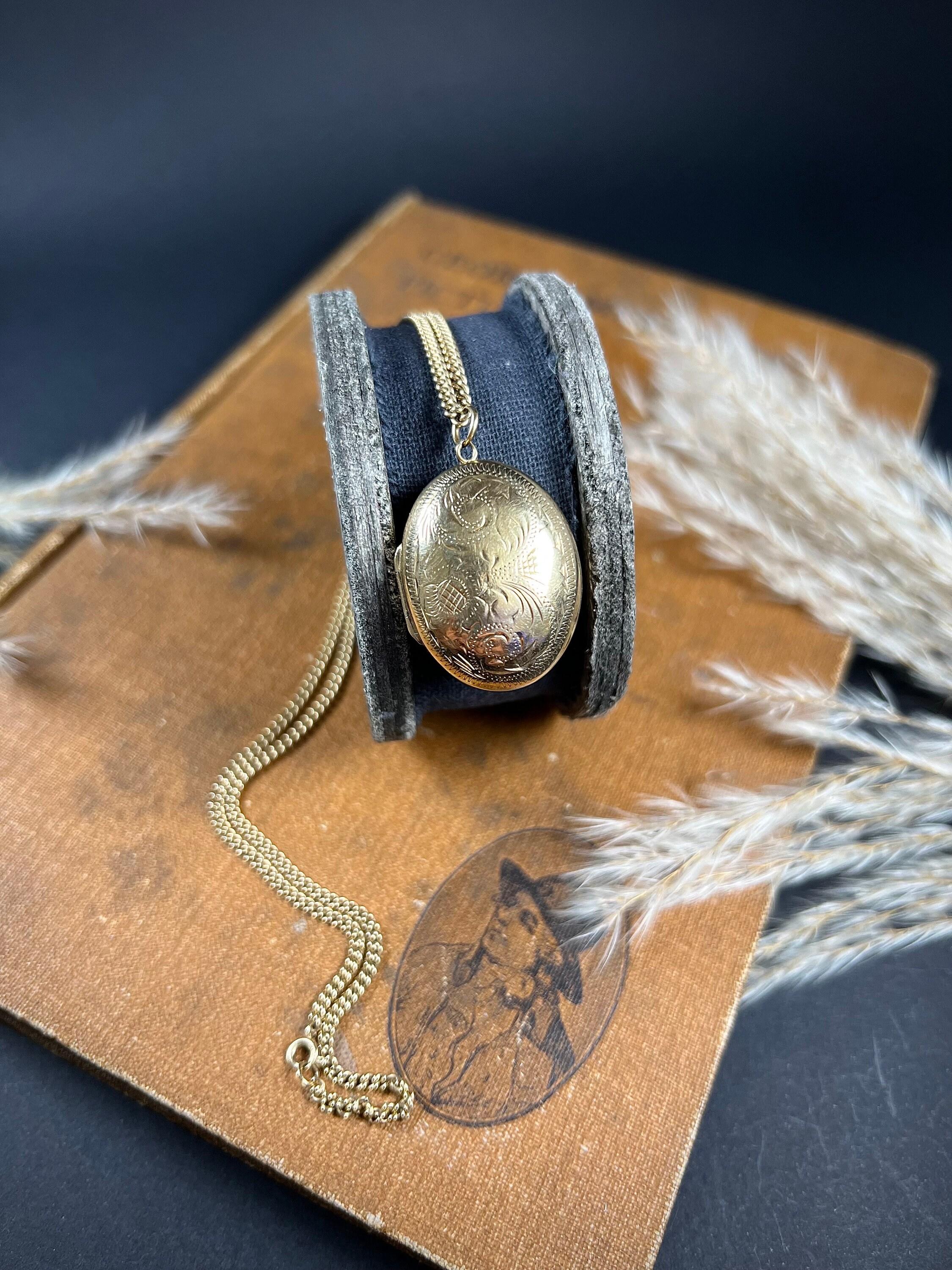 Vintage 9ct Gold 1970’s Hand Engraved Oval Locket 7