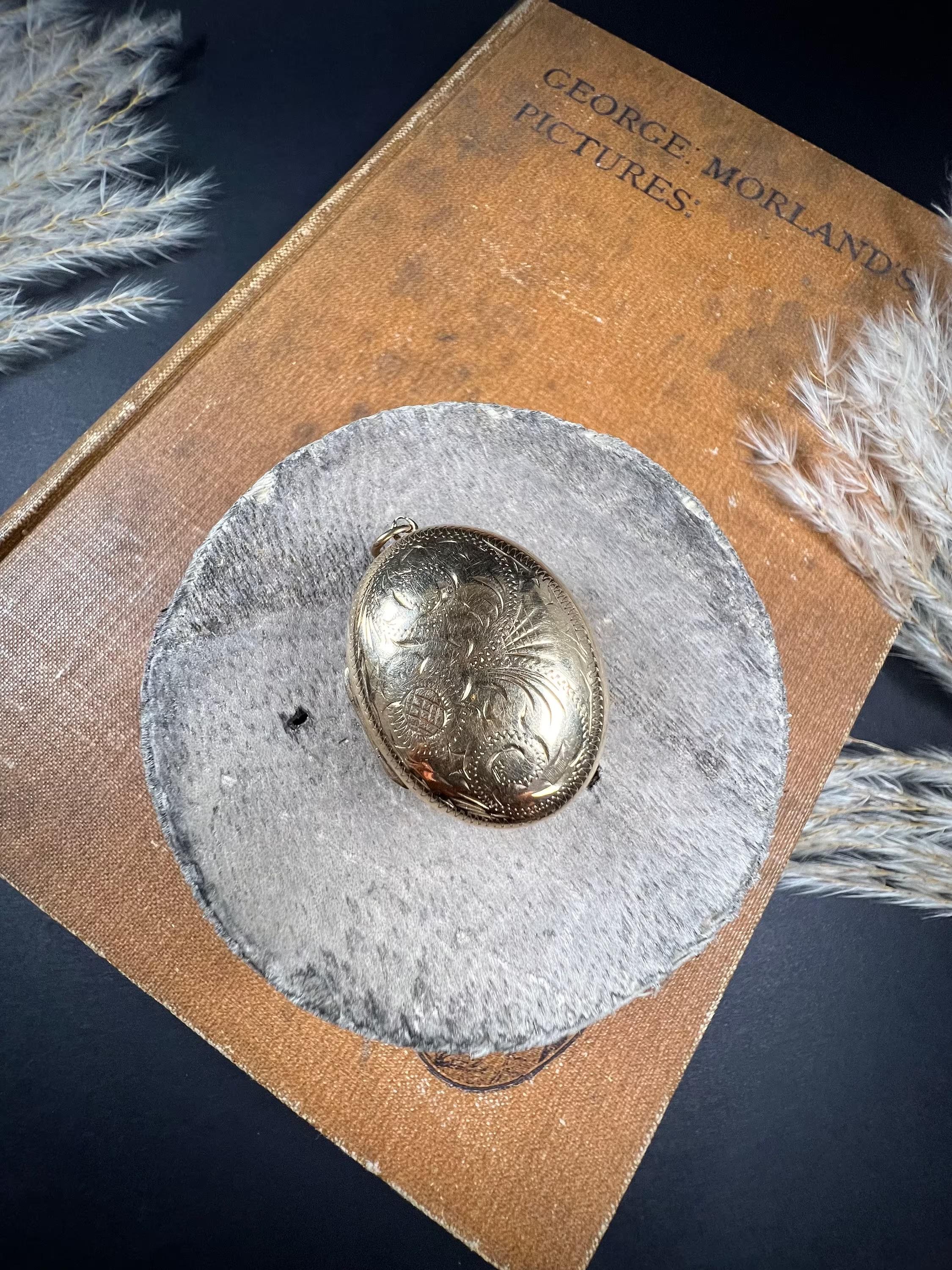 Vintage 9ct Gold 1970’s Hand Engraved Oval Locket 2